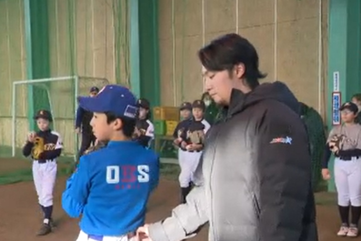 子どもたちを教える伊藤大海投手
