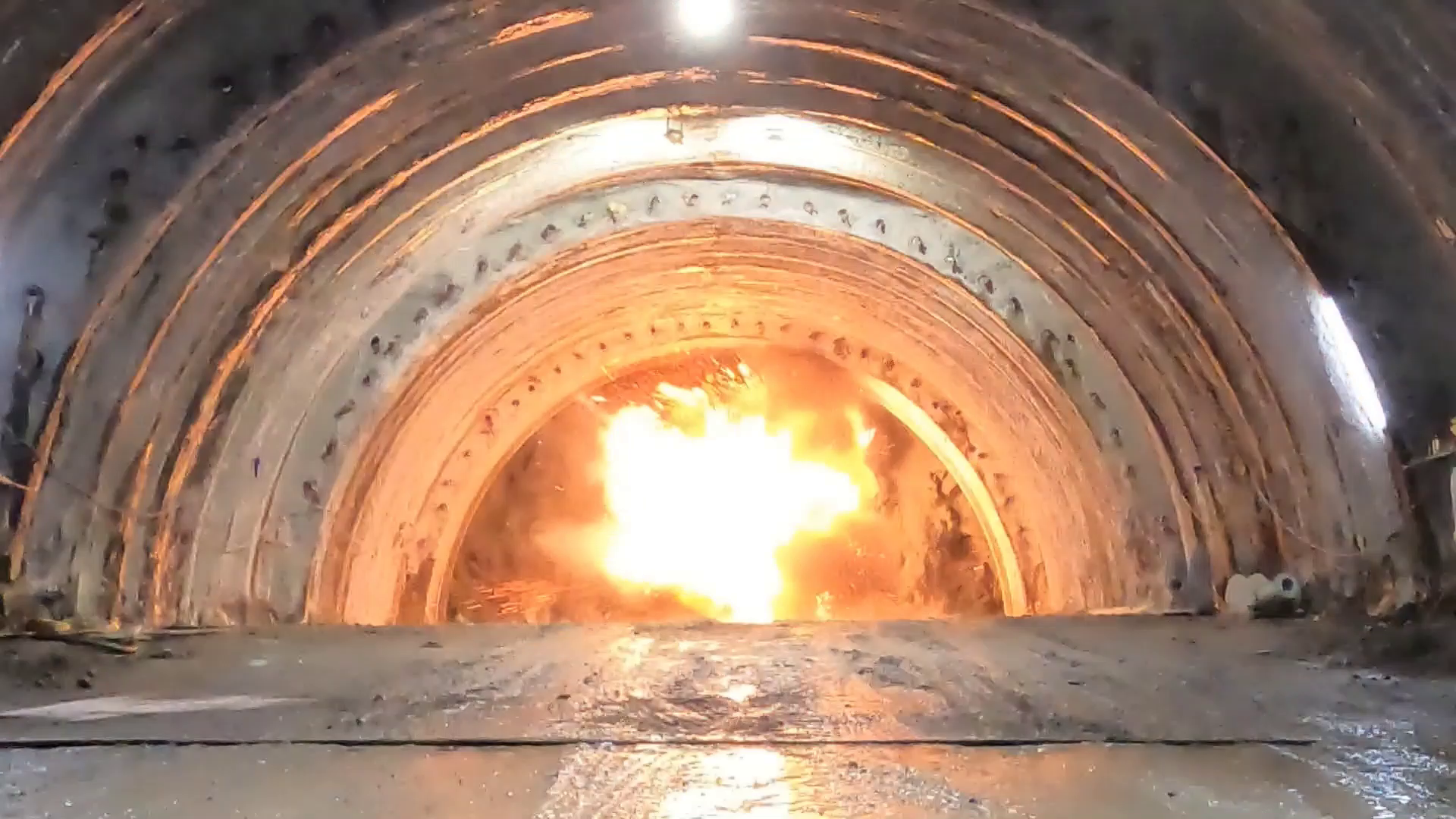 トンネル工事での爆破の様子 提供:JRTT鉄道・運輸機構