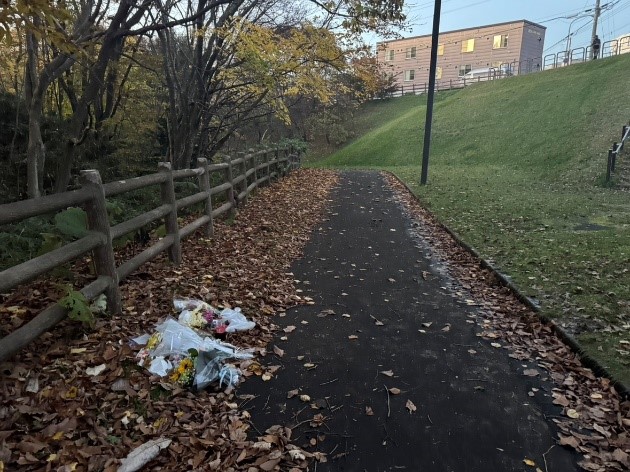 事件があった現場には花がたむけられている