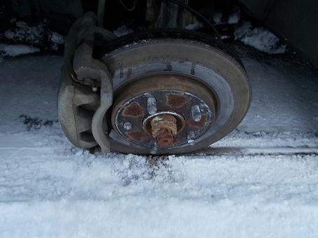 タイヤが外れた車両（提供：北海道警）