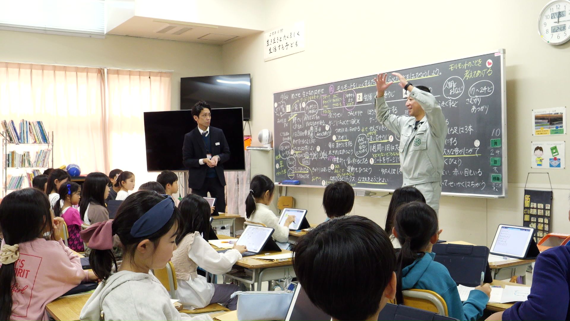 モルモットについて佐賀さんと生徒が話している様子