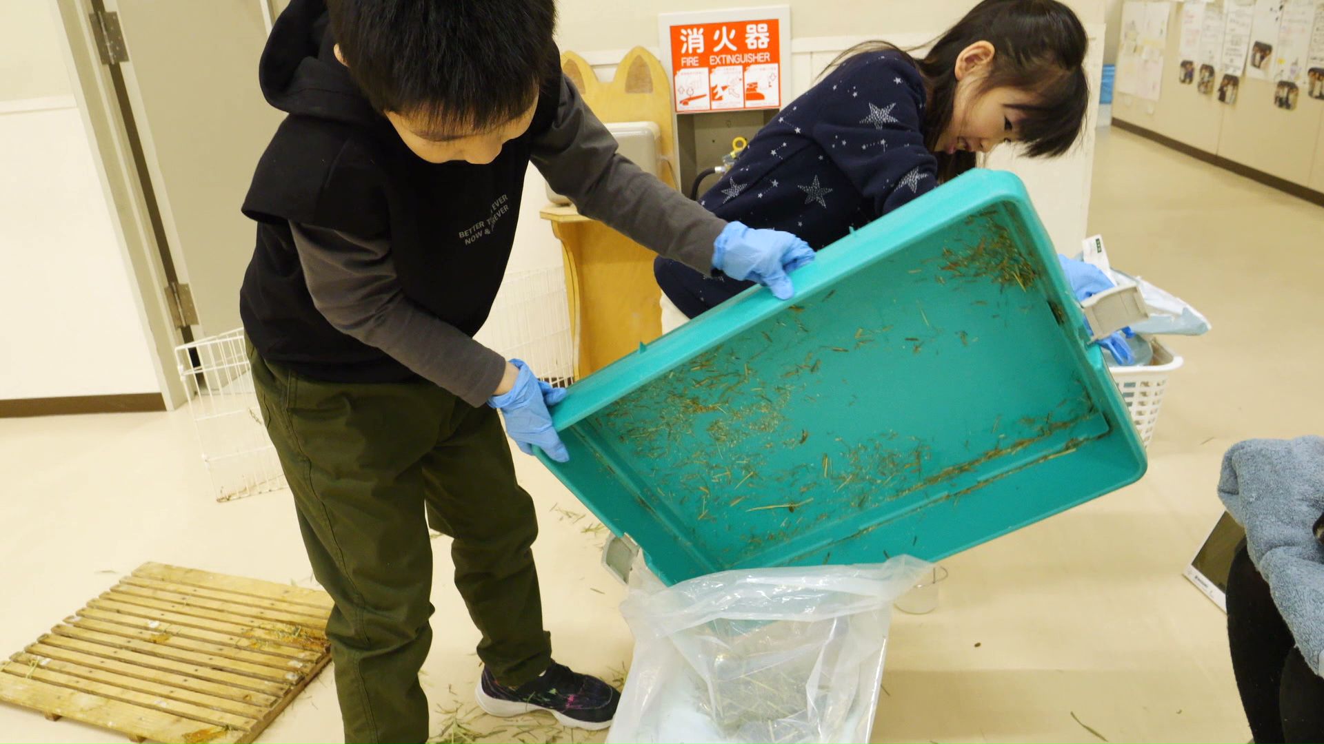 生徒たちが掃除をしている様子