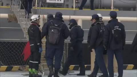 船内に入る海保職員