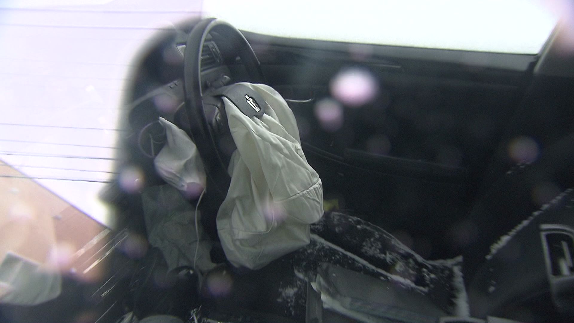 電柱に突っ込む―運転手の50代男性が死亡