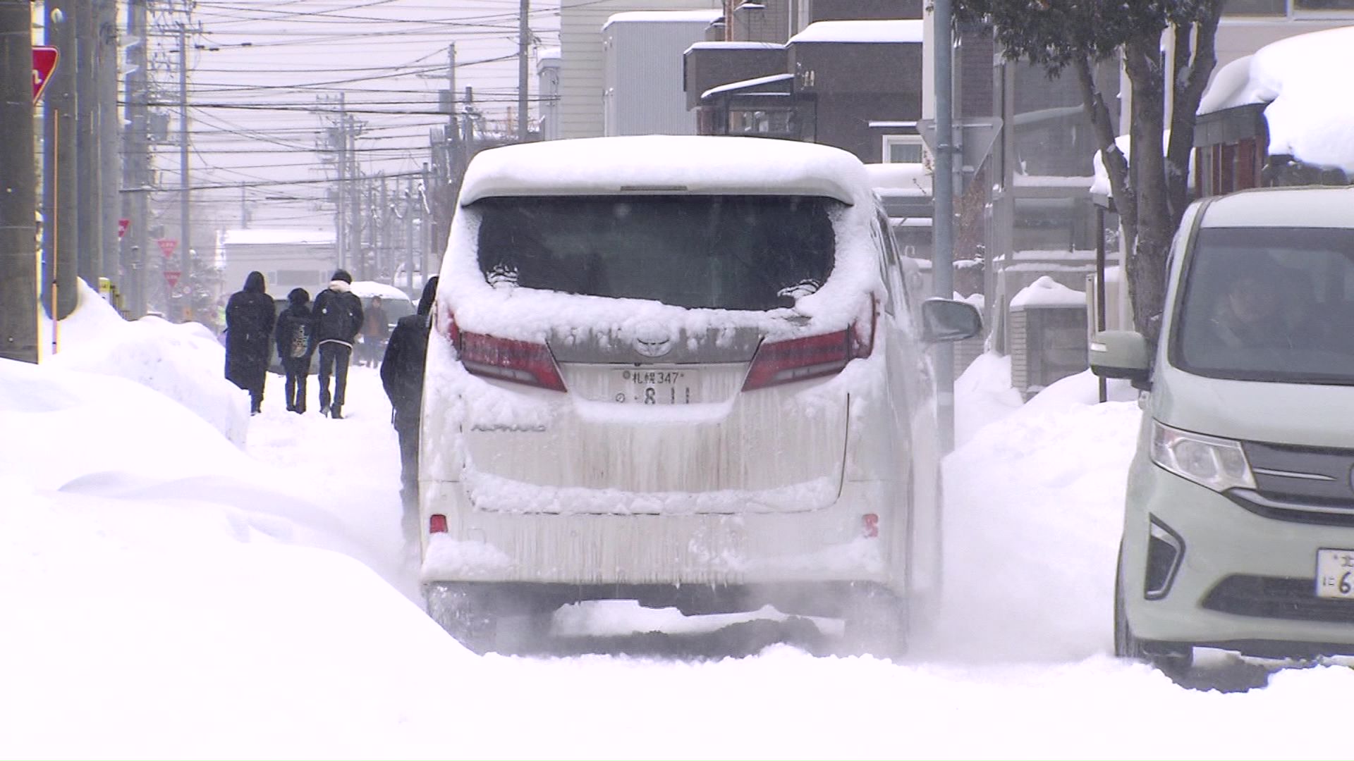 雪が道幅が狭い