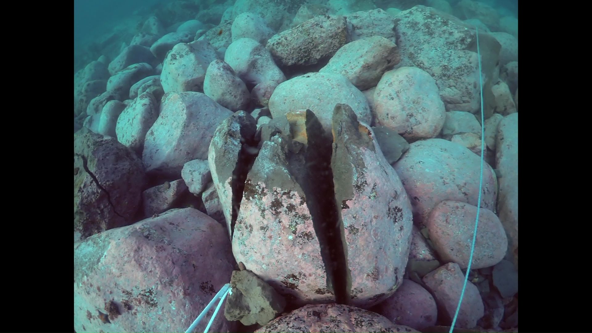 岩が真っ二つに