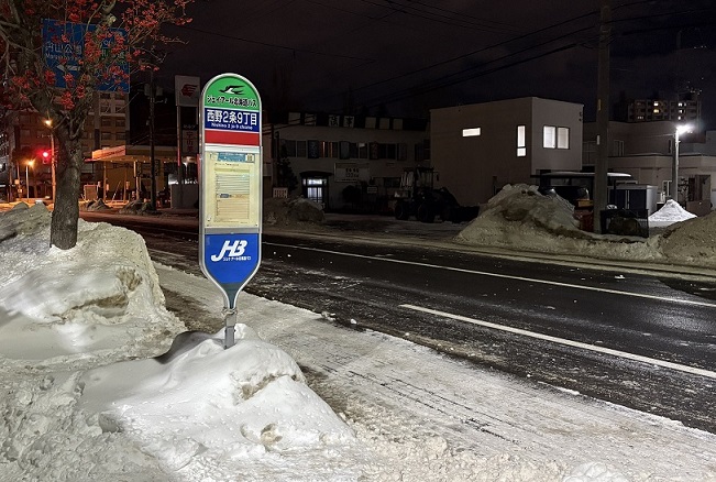 乗用車が路線バスに追突した現場（札幌市西区）