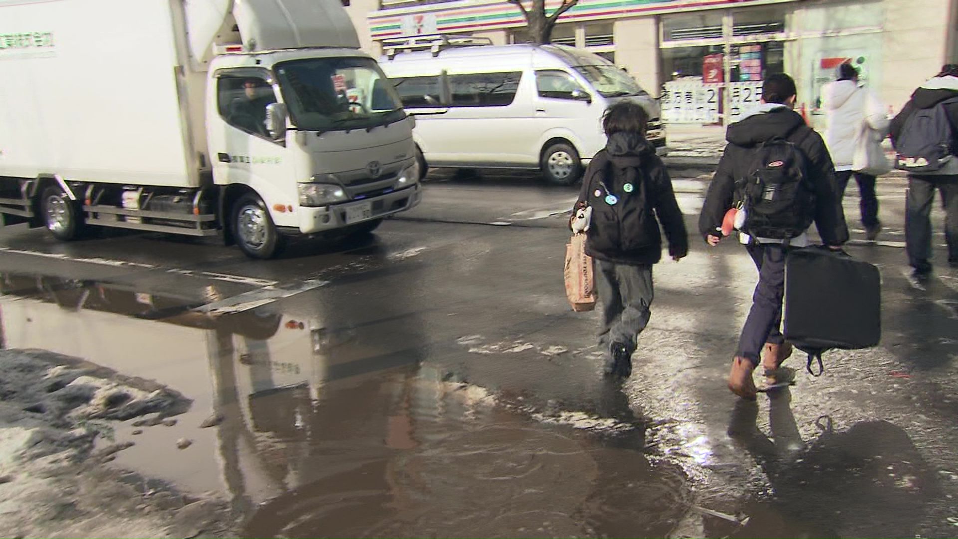 札幌では横断歩道に水たまり