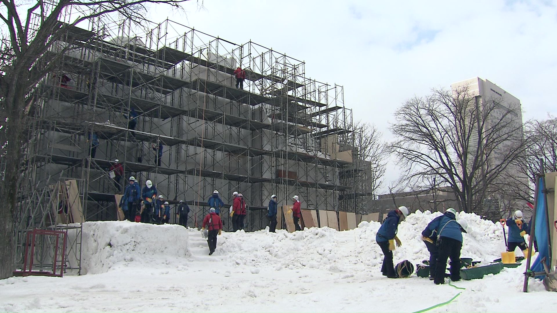 「UHBファミリーランド」では大雪像づくりが進む