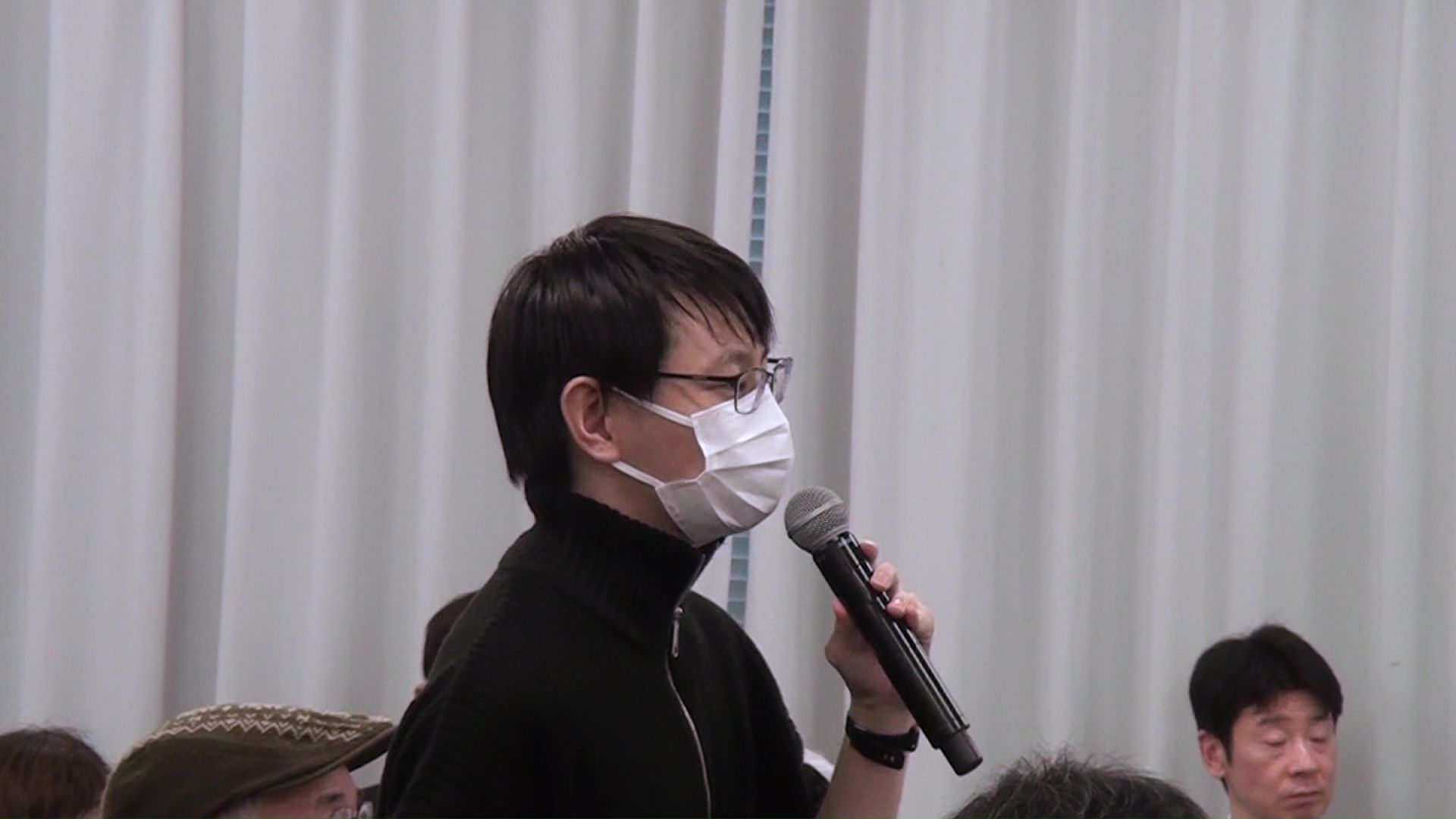 意見を言う20代男性