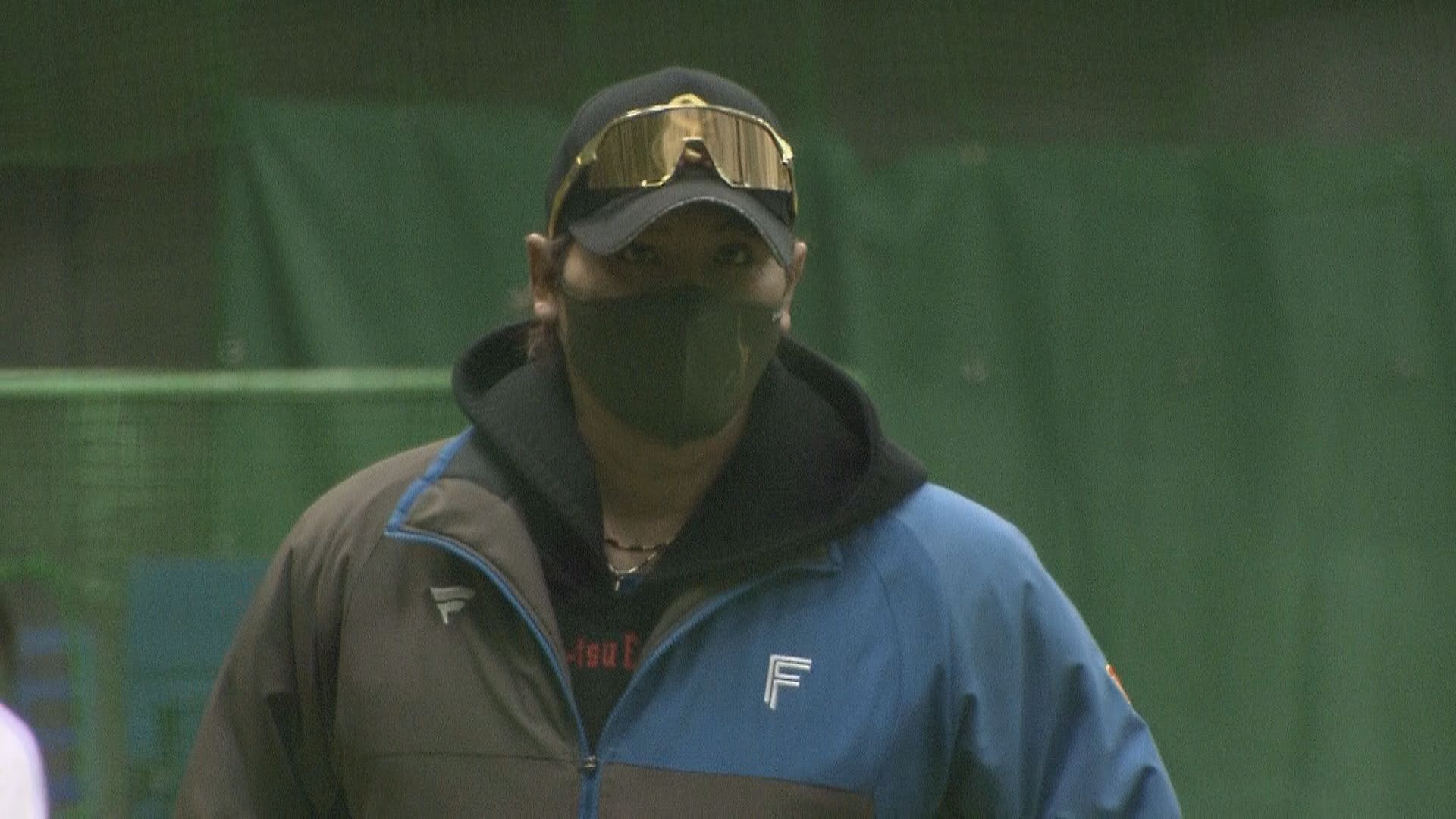 練習を見守る新庄監督(2月7日)