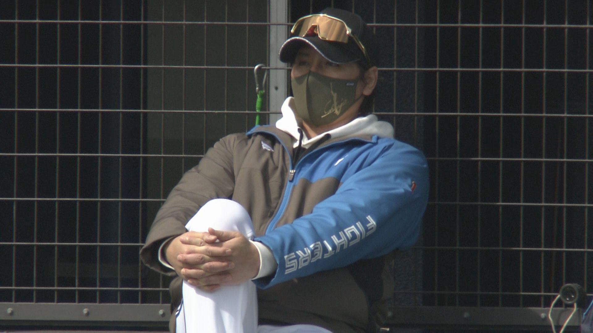 紅白戦を見守る新庄監督