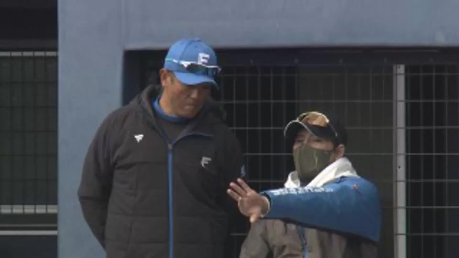 紅白戦を見守る新庄監督と稲葉二軍監督