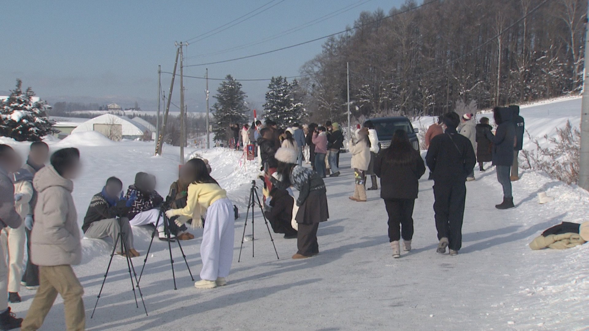 観光客や三脚でふさがれた車道
