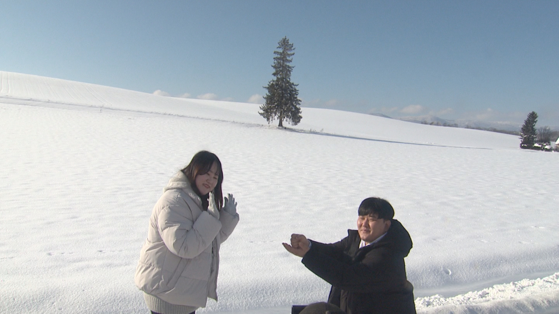 「クリスマスツリーの木」の前で写真撮影する韓国からの観光客