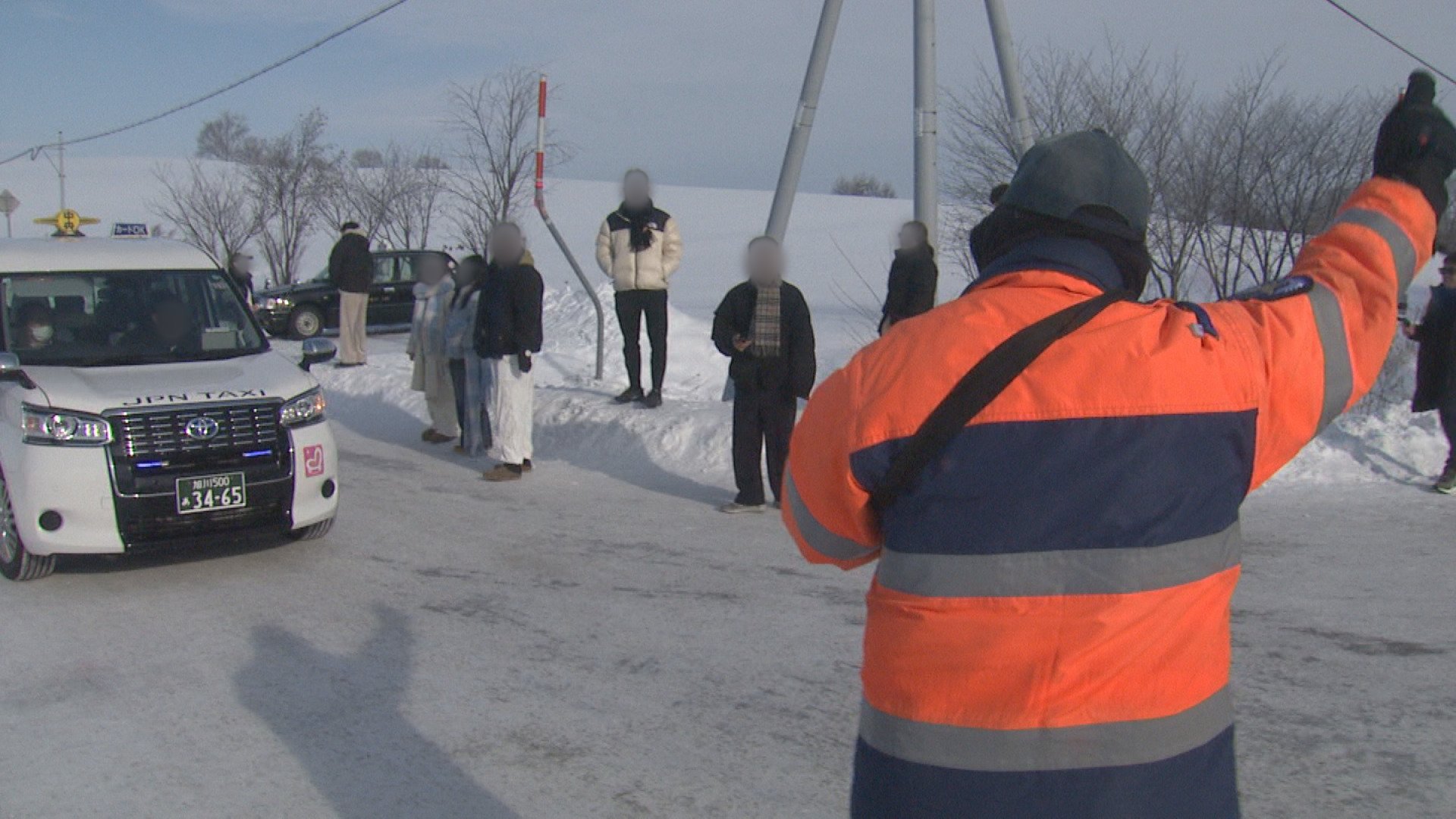 安全を確保するため交通誘導を行う警備員