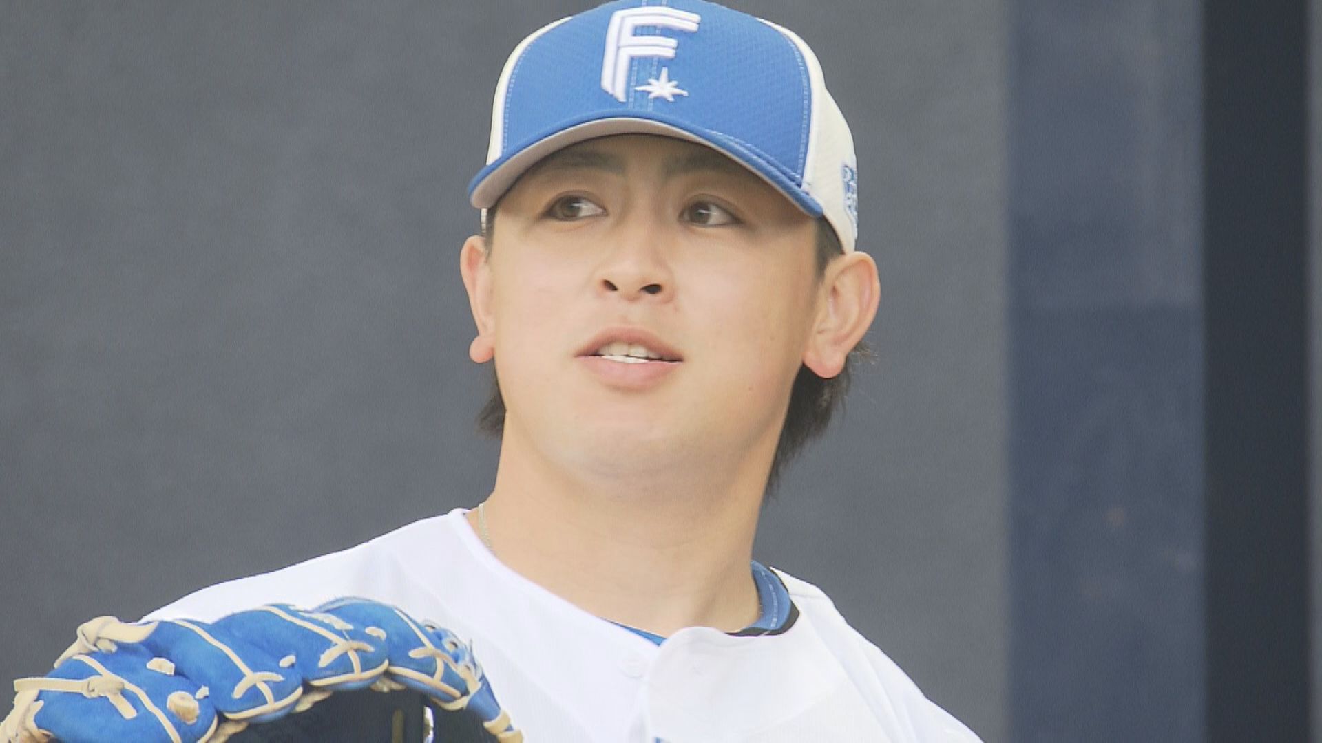 ブルペンに入る河野竜生投手