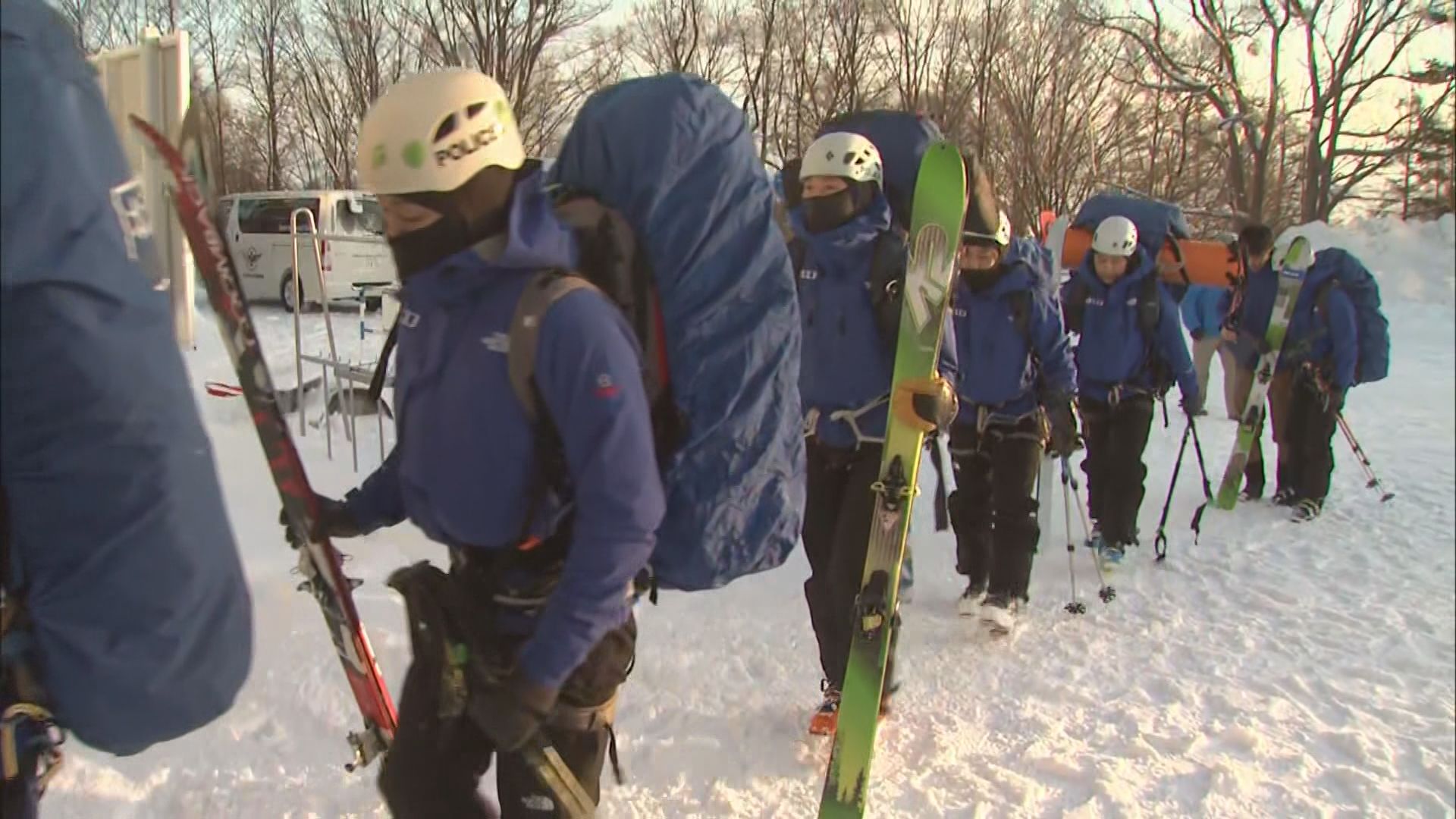 遭難者の捜索に出る北海道警の山岳遭難救助隊の隊員