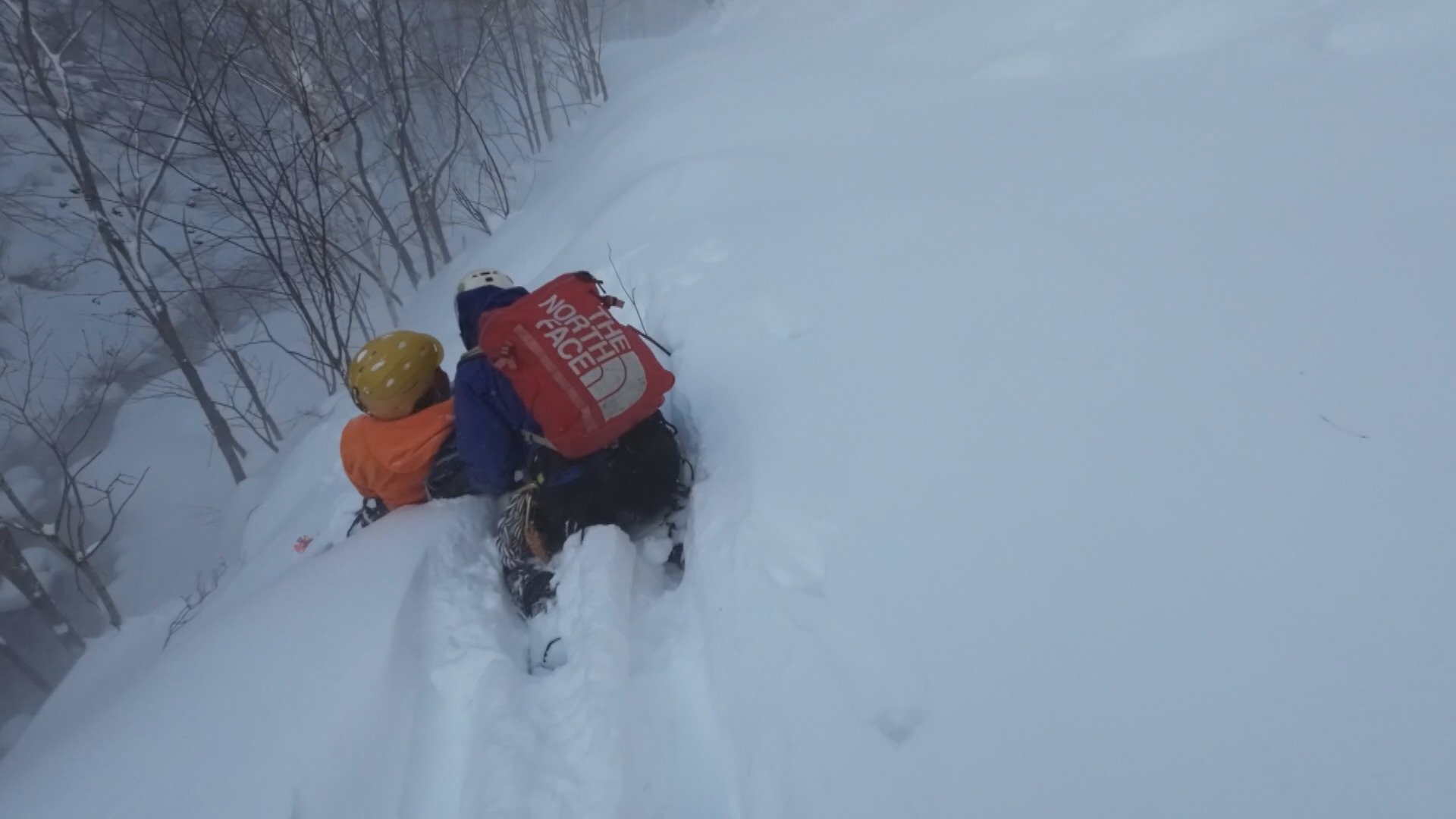 遭難したアメリカ人の男性を救助する北海道警の山岳遭難救助隊（提供 道警）