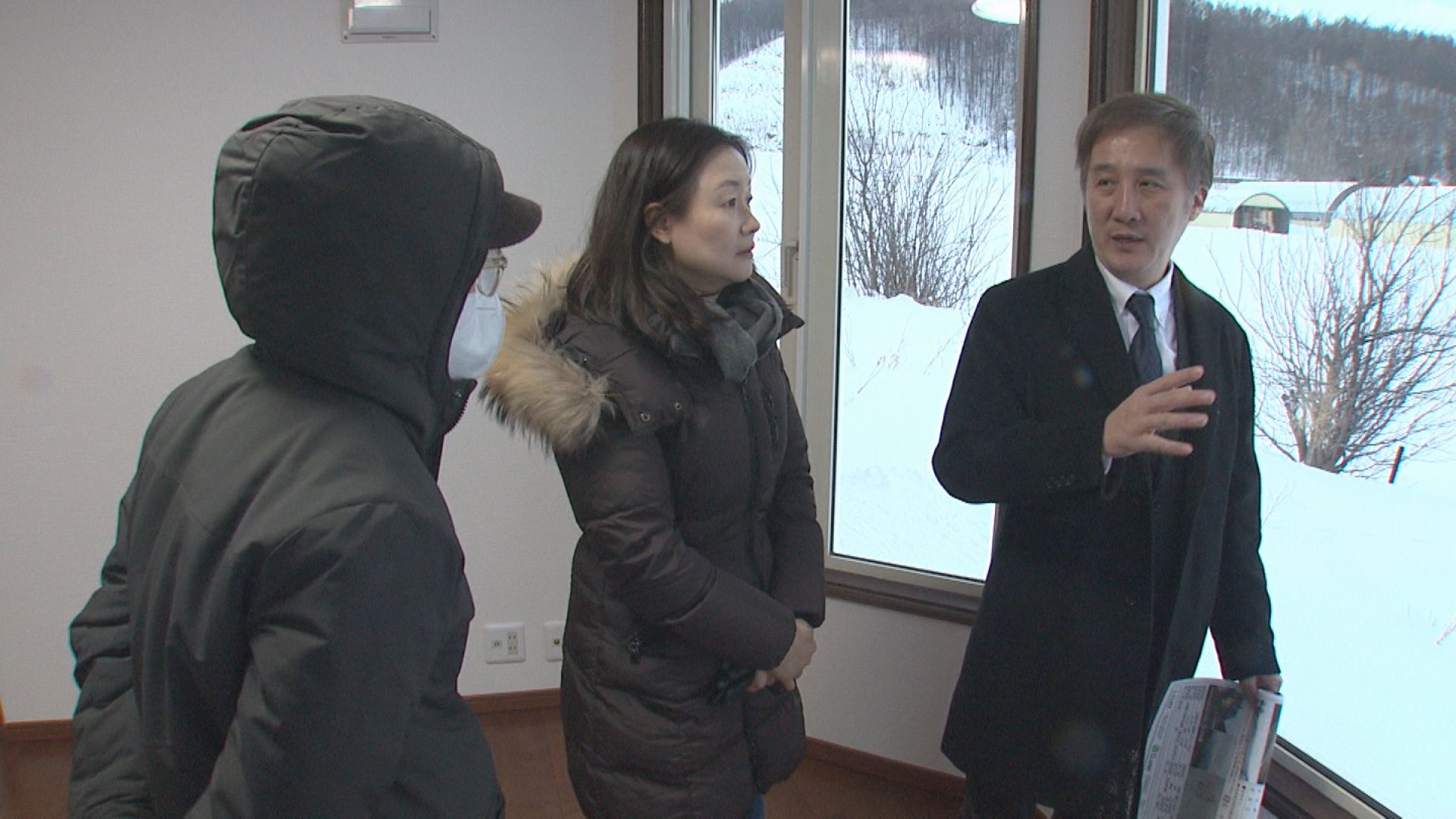 富良野市内の物件の商談に臨む韓国人投資家(中央)