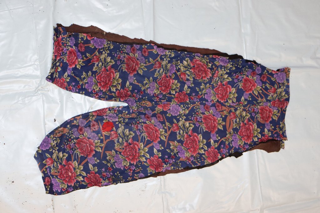 公開された身元不明遺体のズボン（提供 道警）