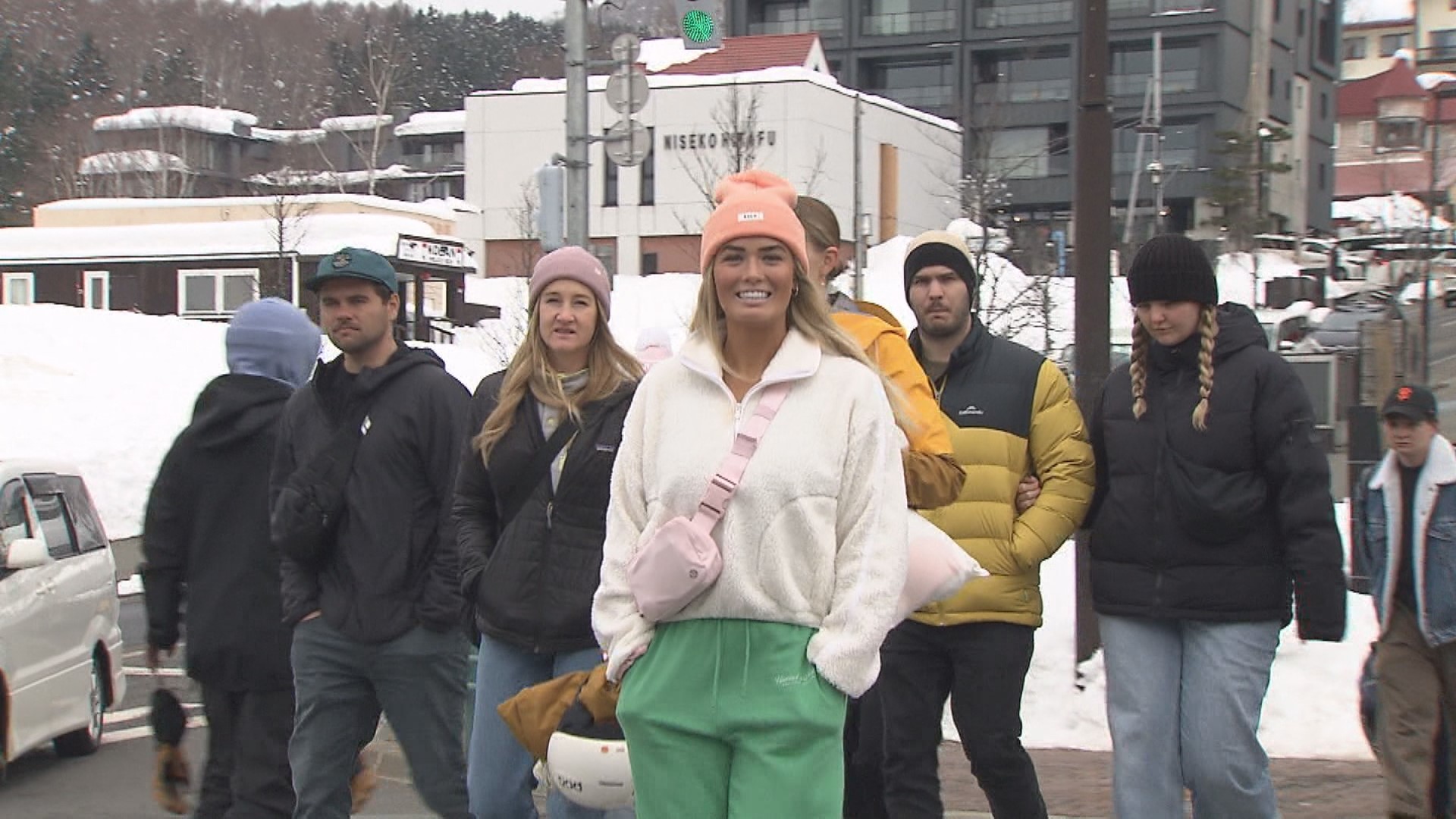 外国人観光客らが歩くニセコのひらふ地区