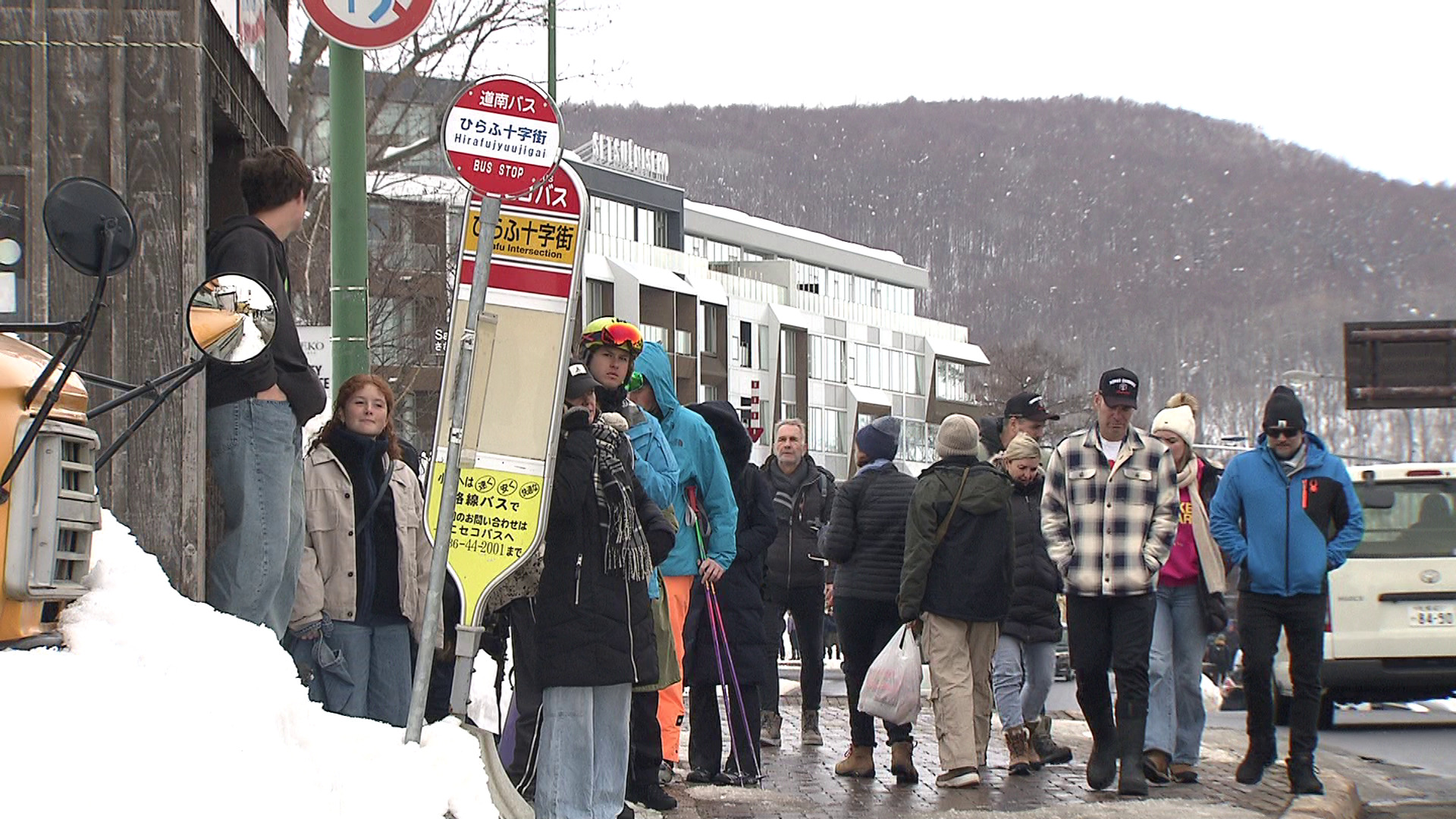 バス停に並ぶ外国人観光客