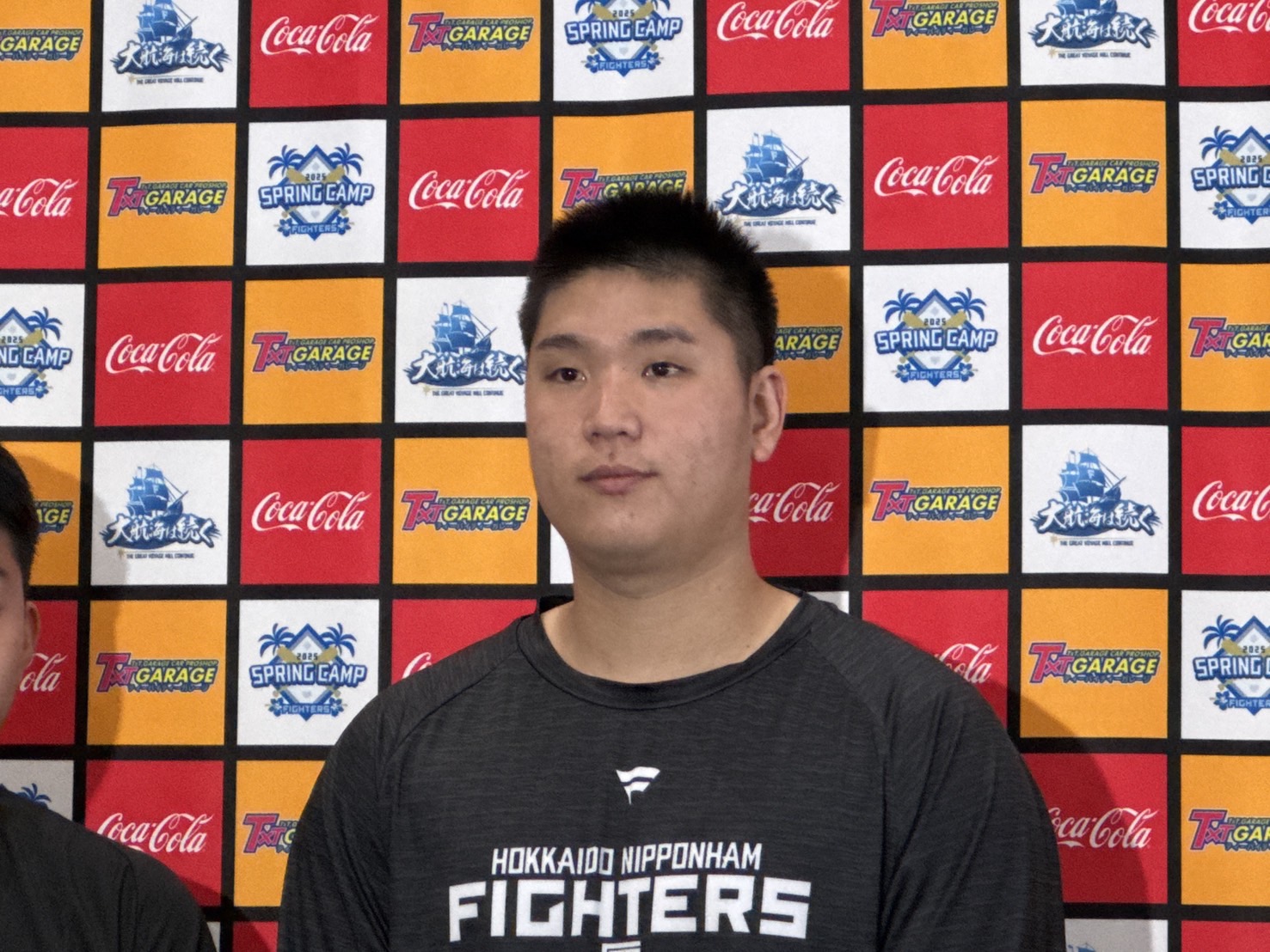 インタビューに応じる 古林睿煬(グーリン・ルェヤン)投手