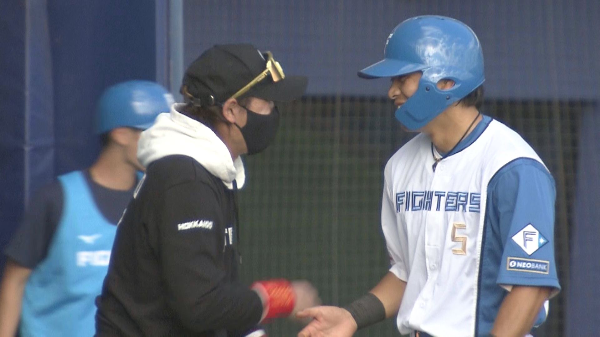 野村佑希選手と会話する新庄剛志監督