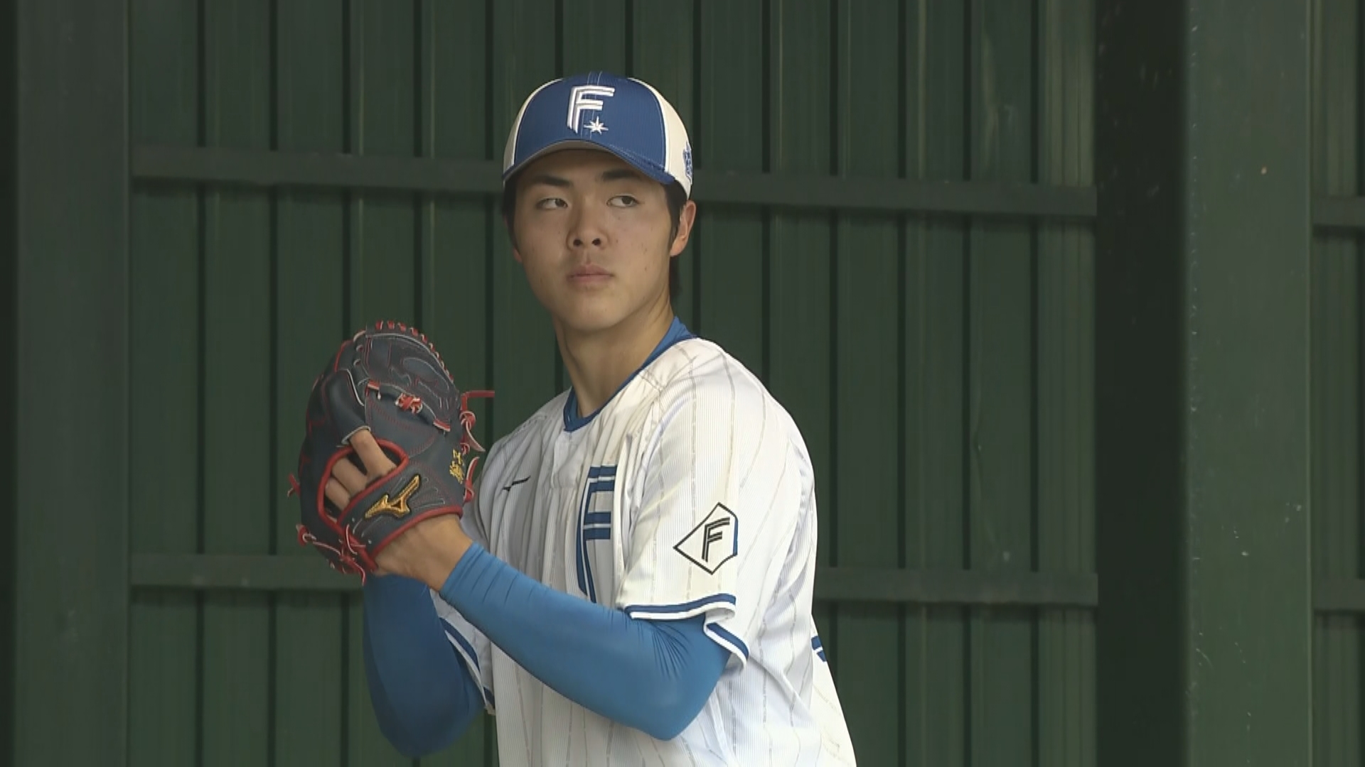 ブルペン入りする柴田獅子(しばた・れお)投手