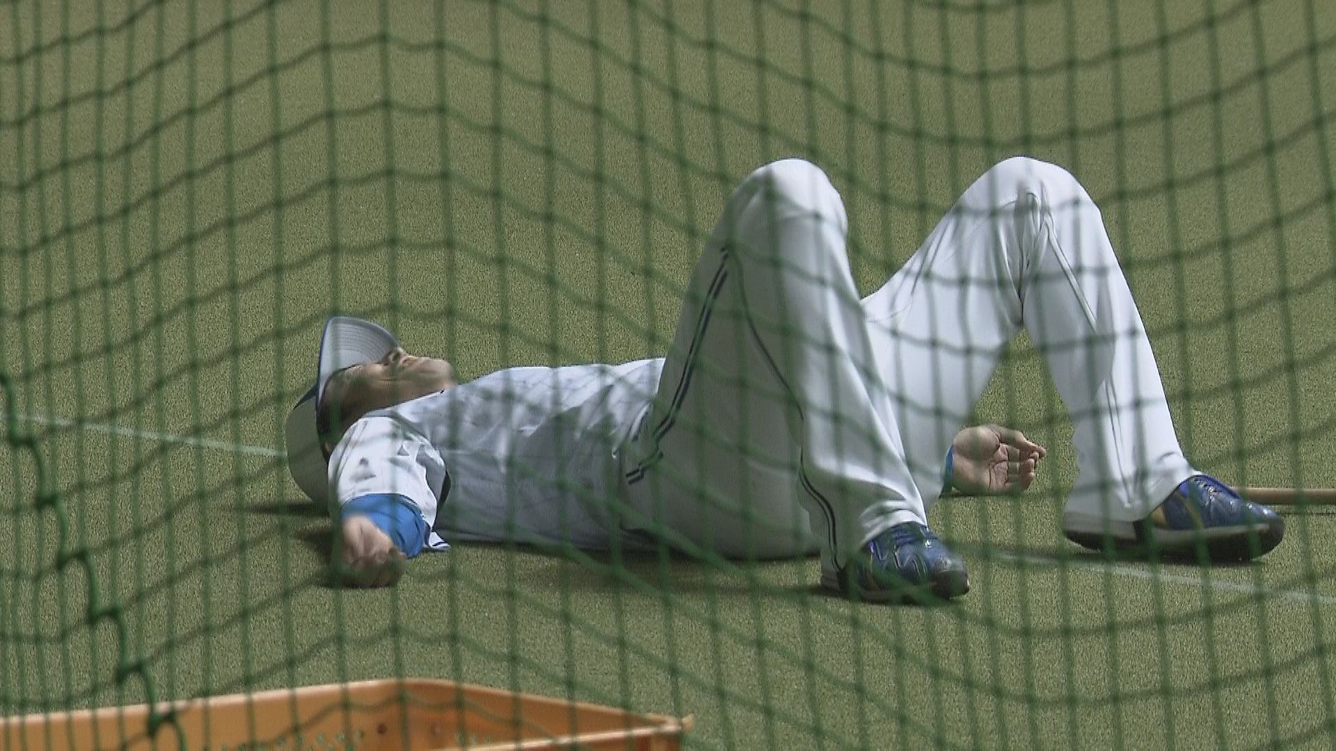 ノッカー谷内亮太内野守備コーチは倒れ込んで大爆笑