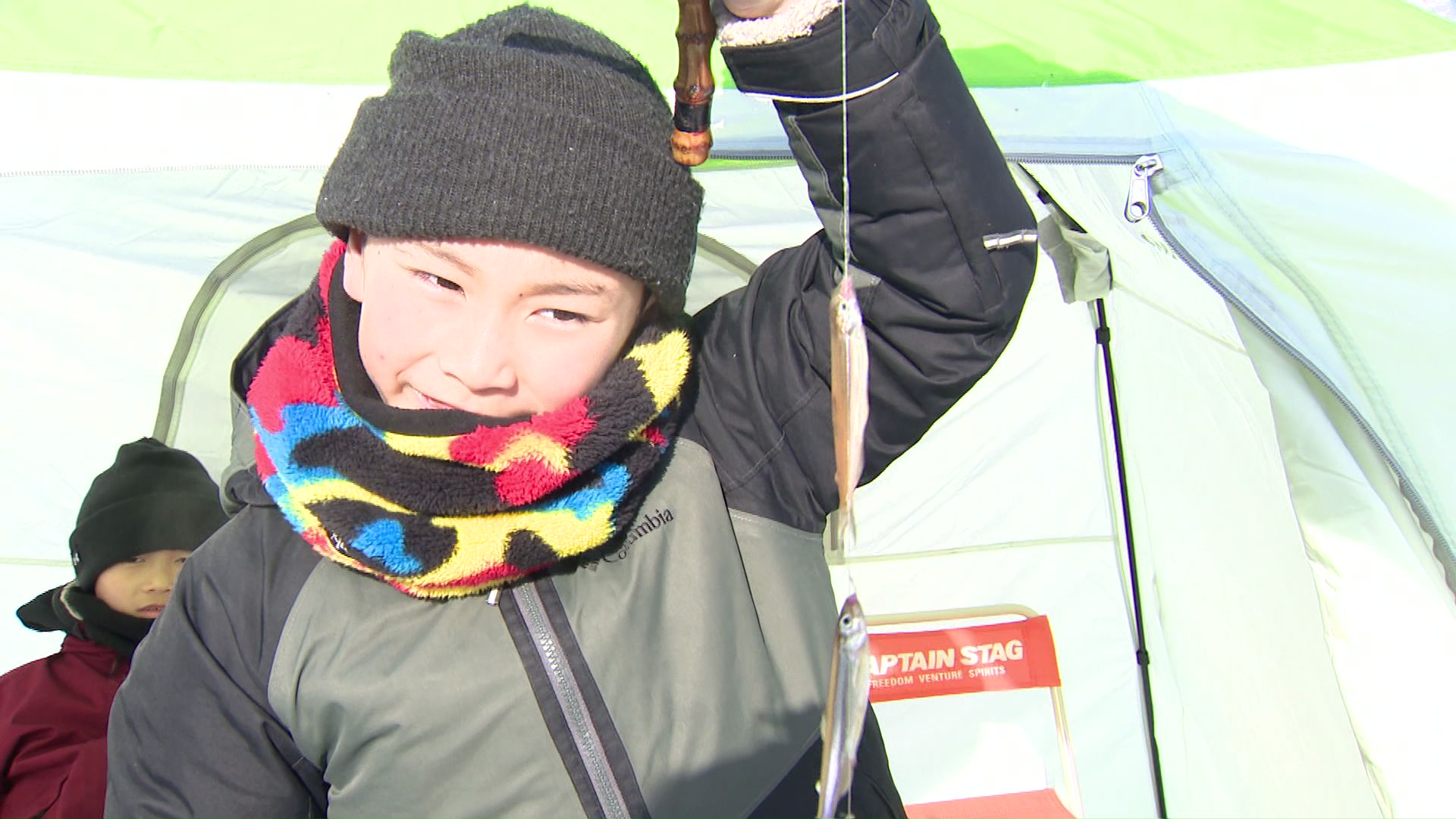 ワカサギ釣りに訪れた子ども