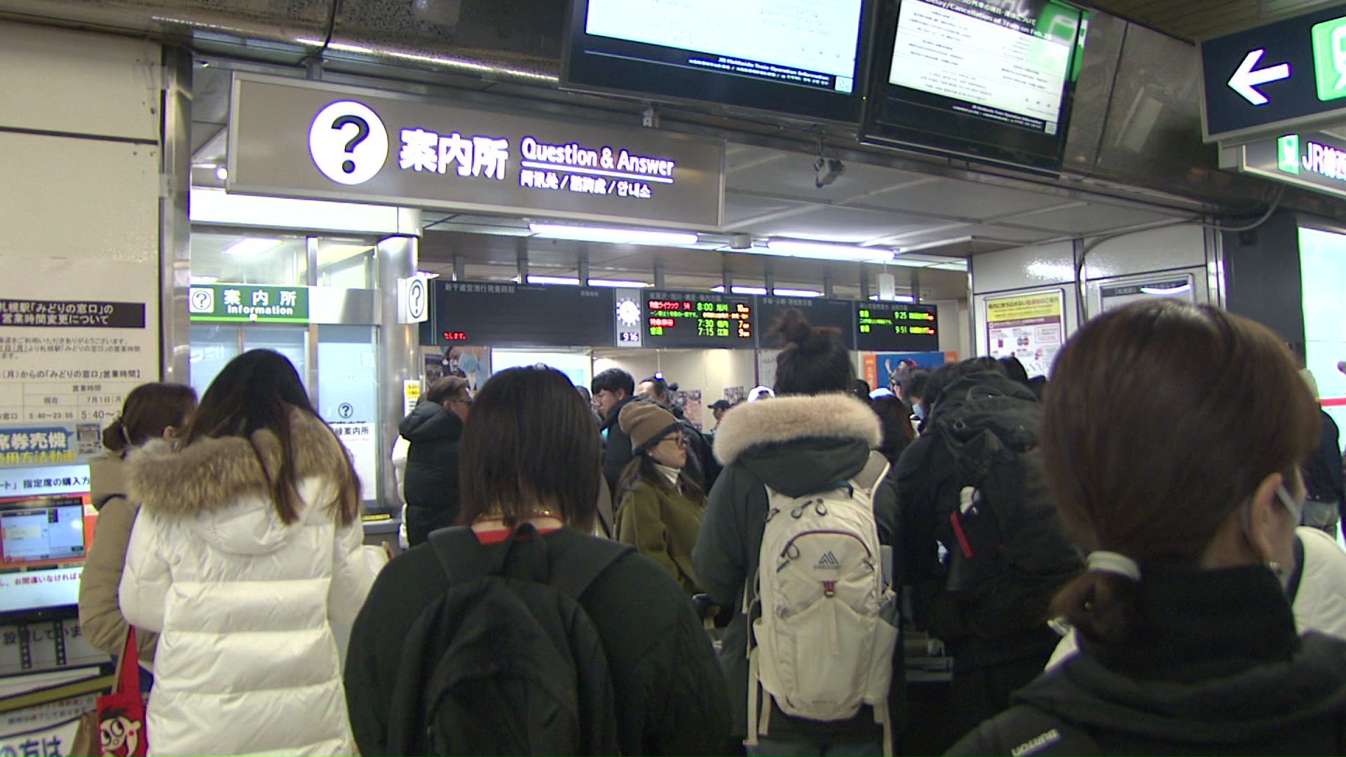 混雑する札幌駅構内