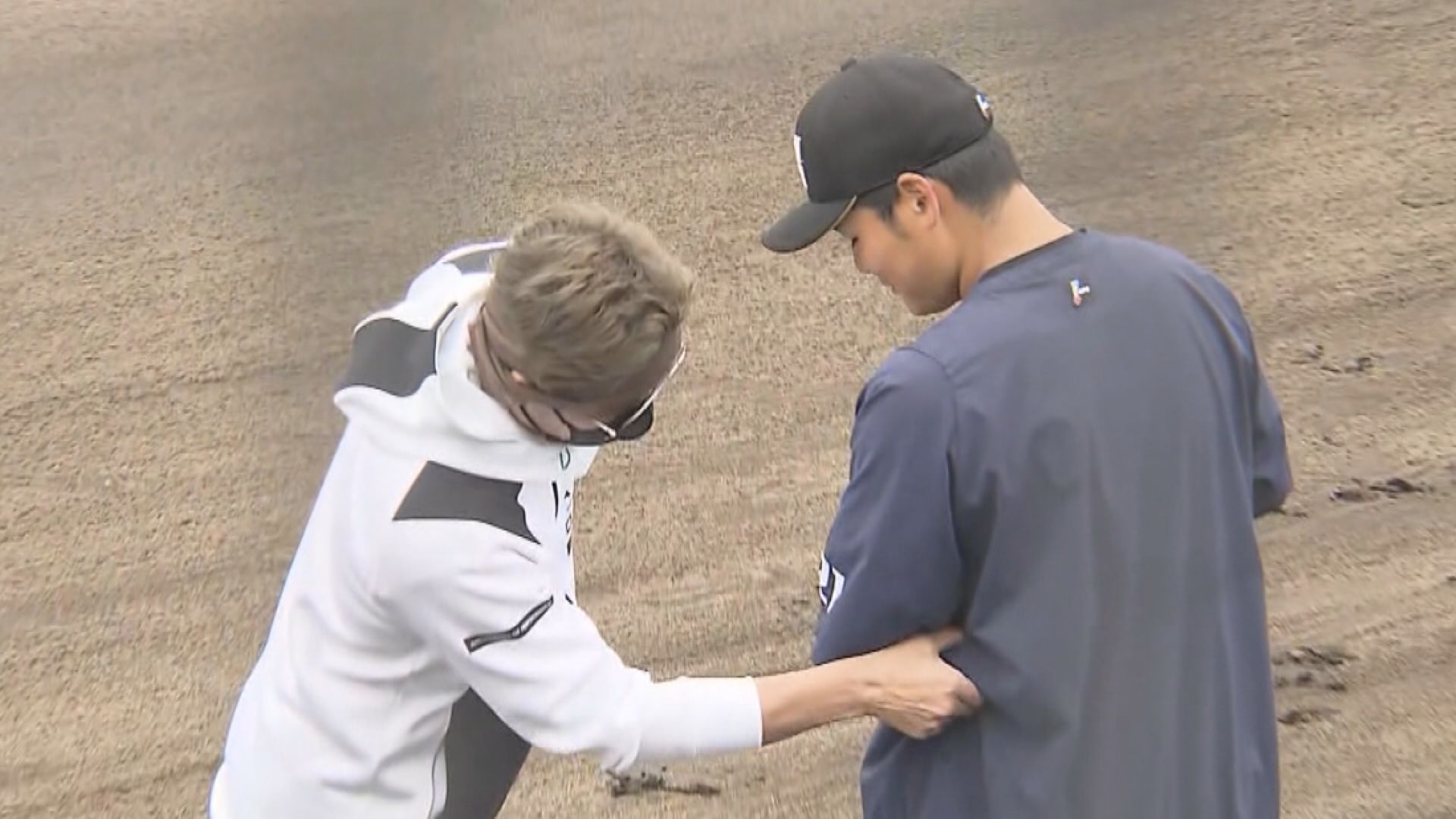 2021年秋季キャンプ　新庄監督に脇腹をつままれる清宮選手