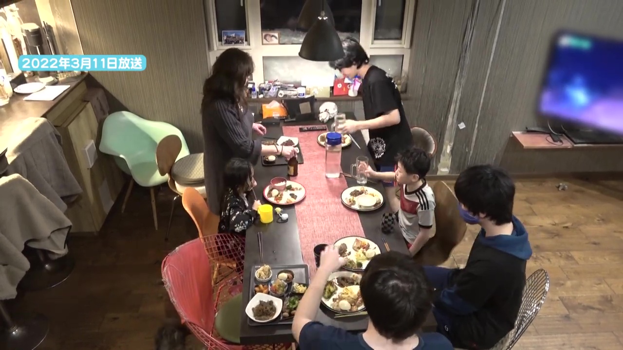 家族で食卓を囲む