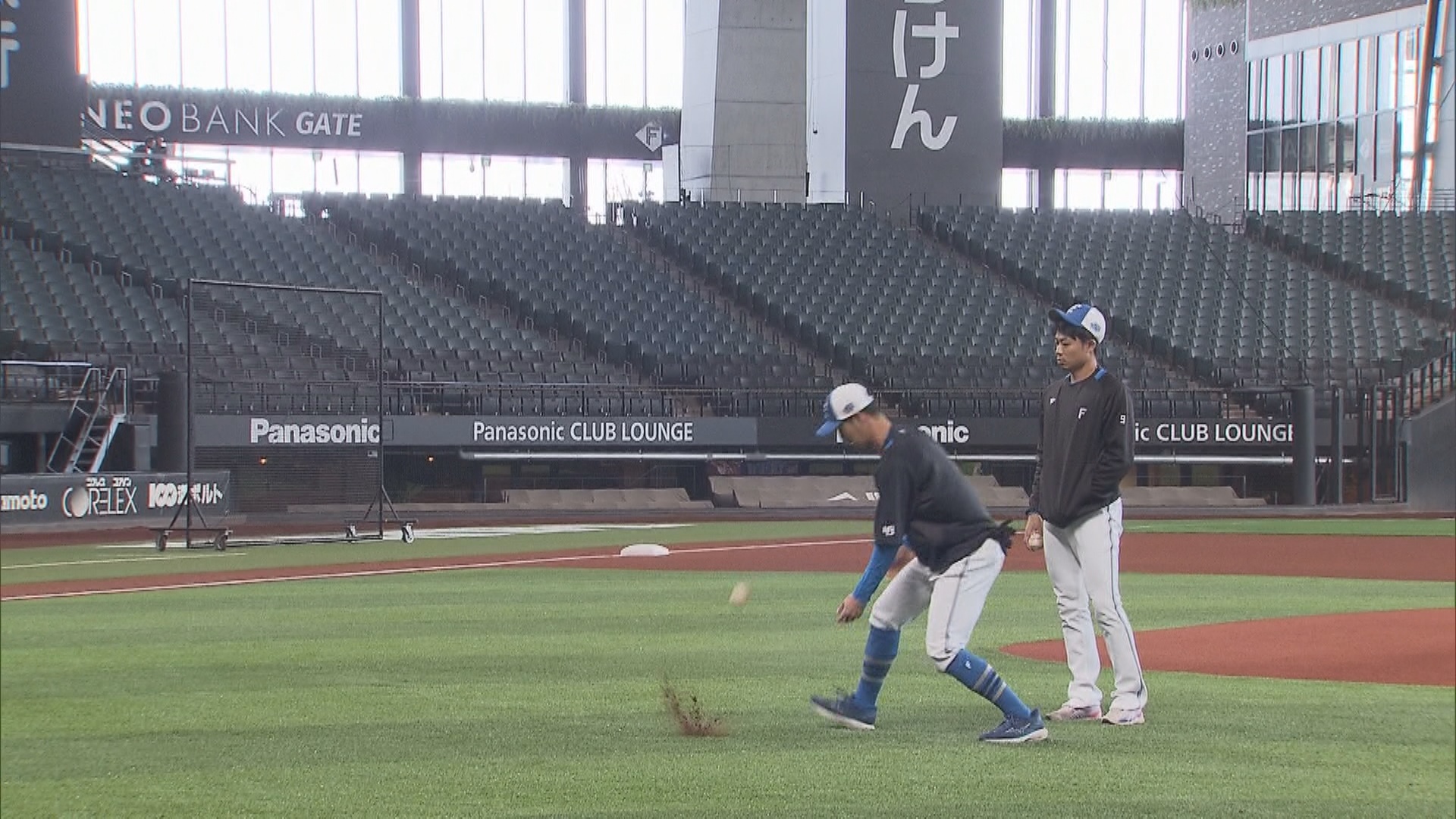 人工芝の弾み方を確かめている若林晃弘選手