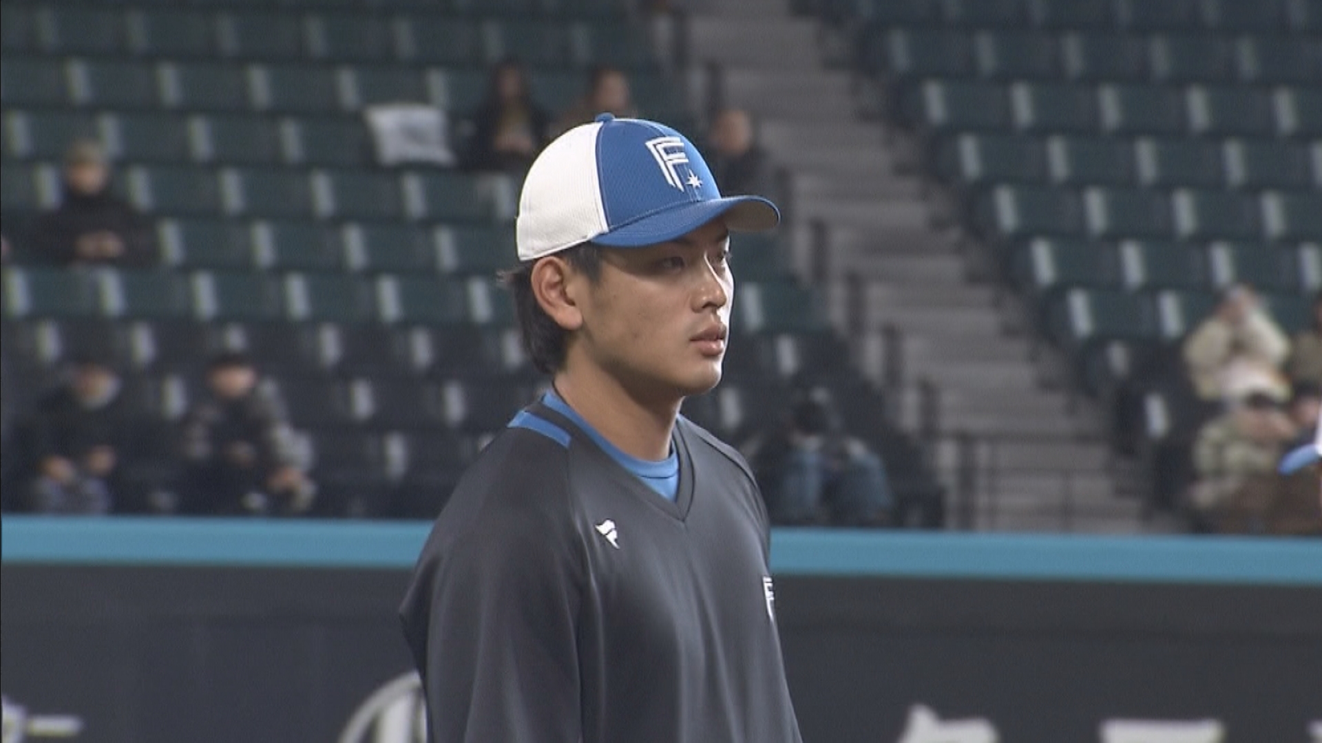 人工芝で練習する野村佑希選手