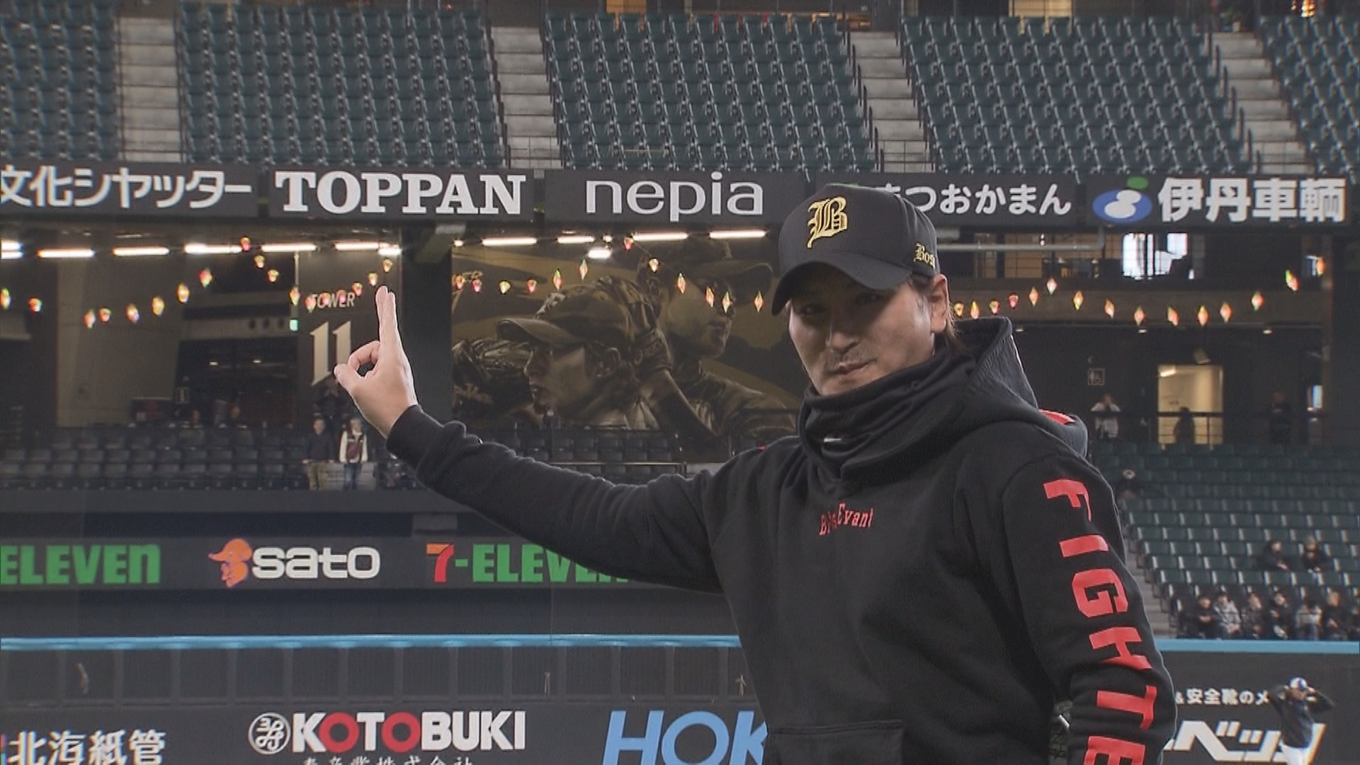 SHINJOボードを指さす新庄剛志監督