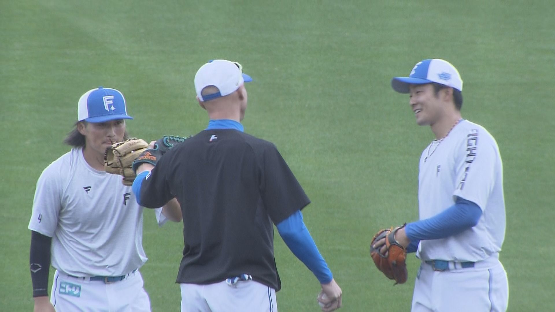 選手を指導する森本コーチ