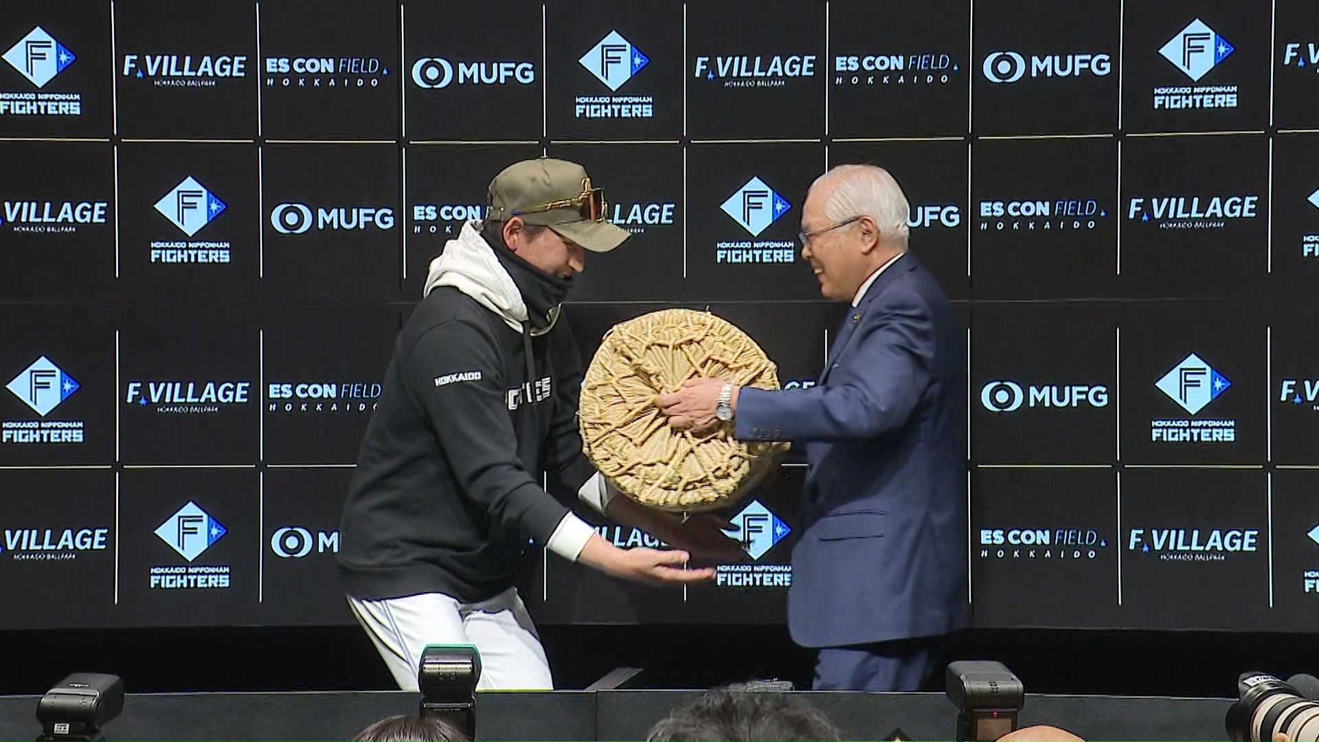 上野正三市長から新庄剛志監督に手渡し