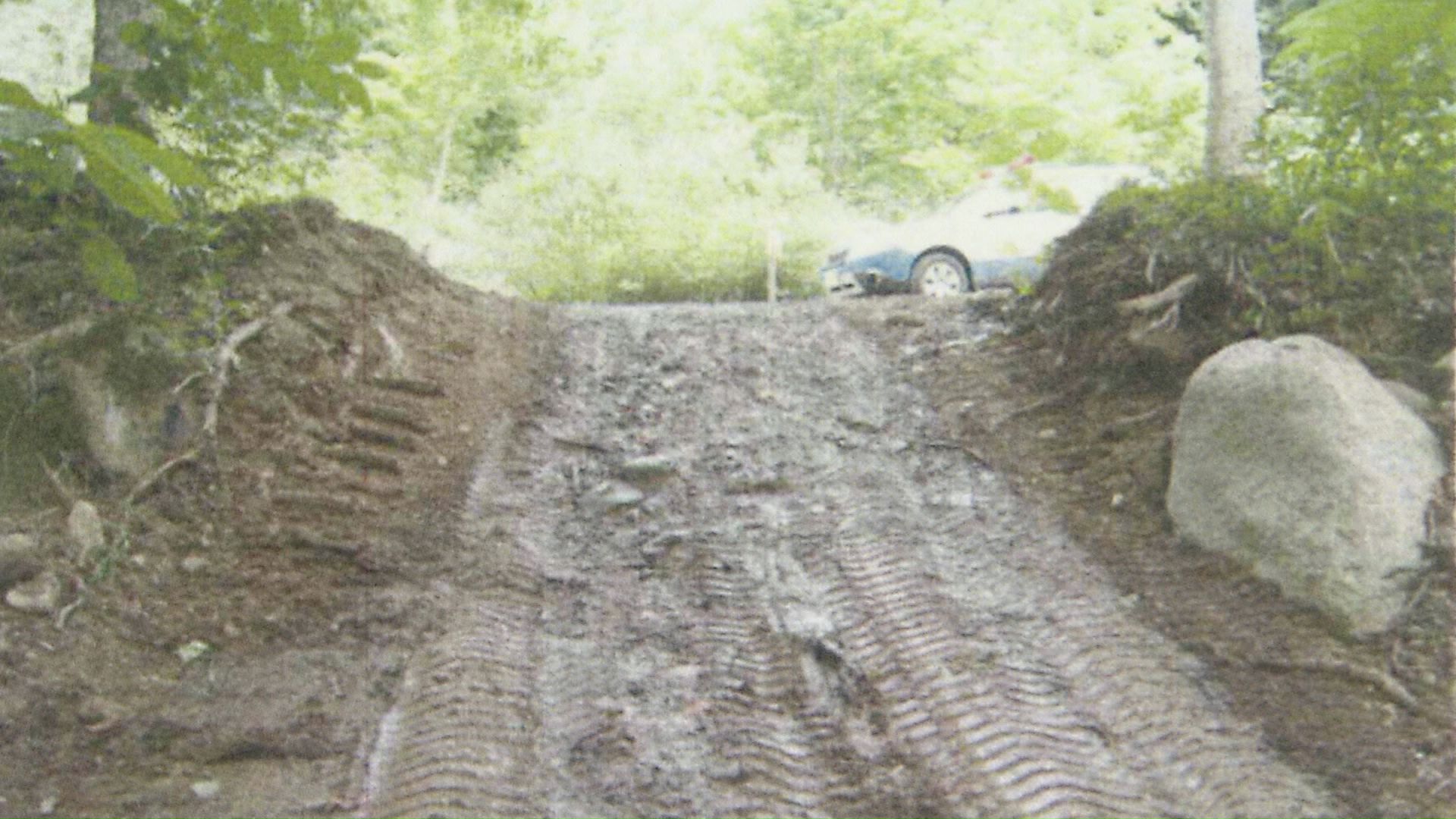 地面に残ったタイヤ跡