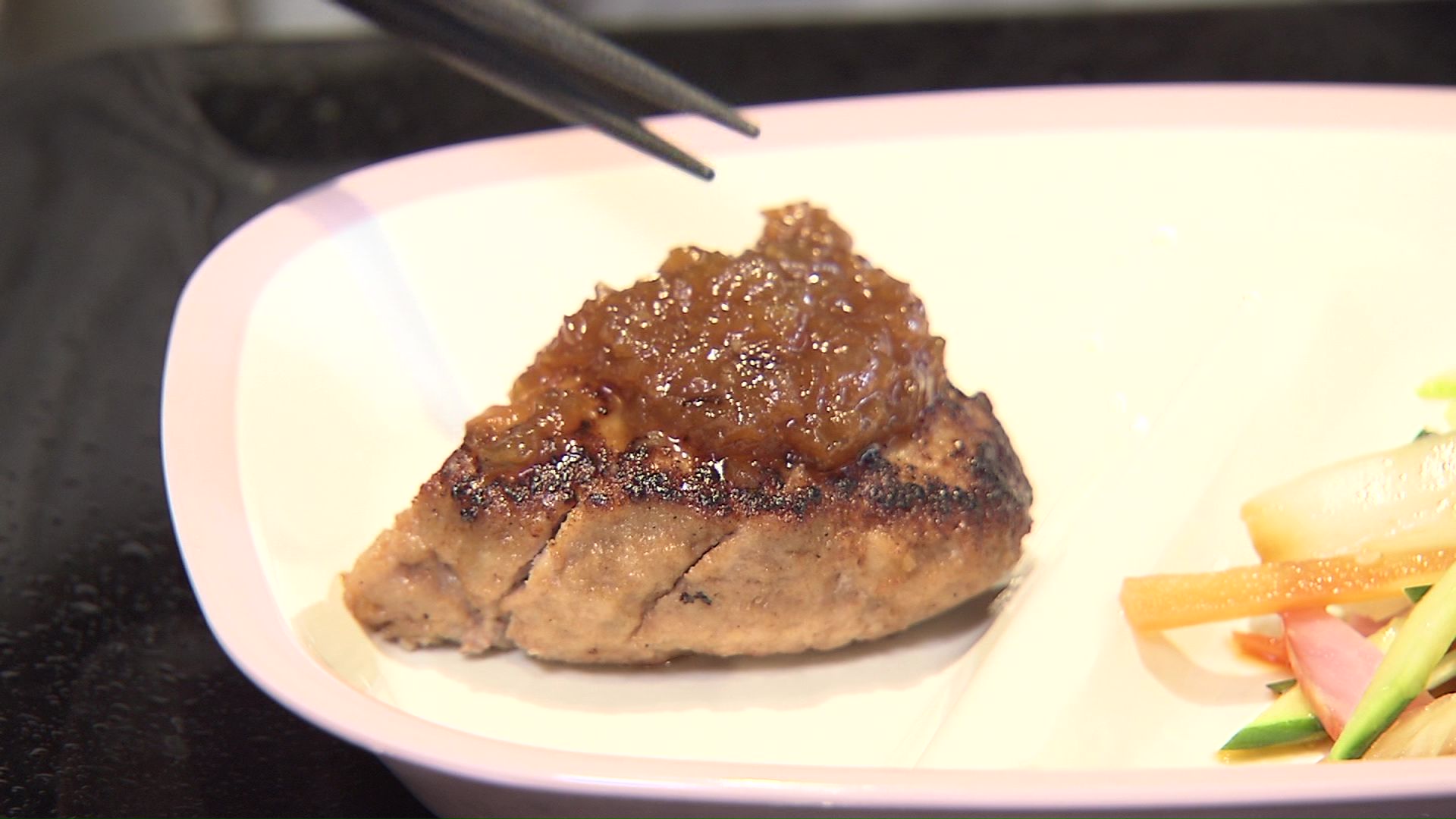 アップルソースたっぷり！由仁町のハンバー グ