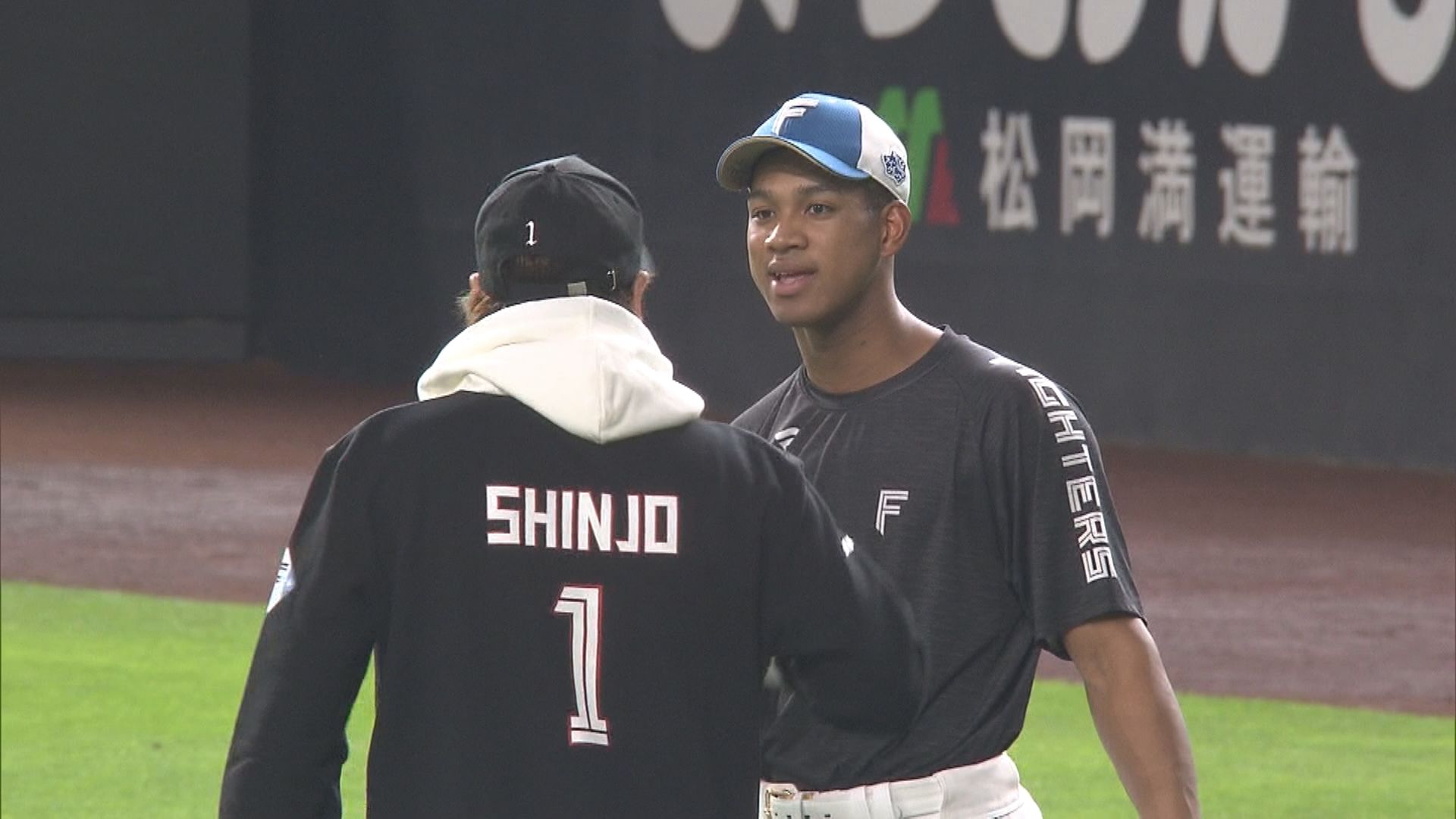 練習時に新庄監督と言葉を交わす万波