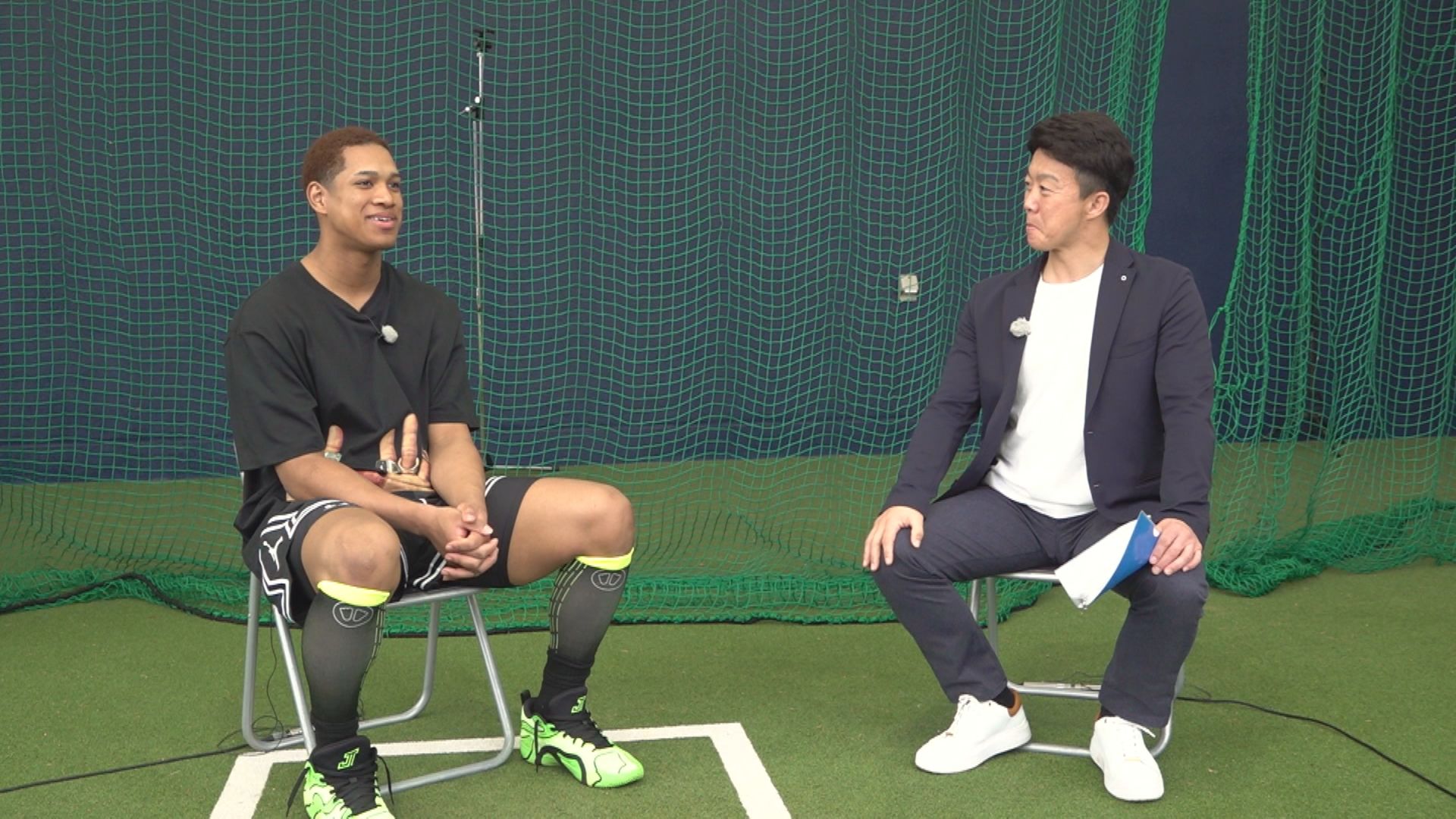 元キャッチャーで球団OB 鶴岡慎也氏のインタビューに応える万波