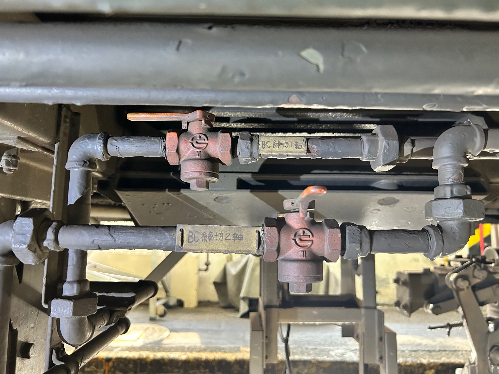 不具合があった車両と同形式のブレーキシリンダーコック（JR北海道提供。下側のピンク色の器具が閉じた状態）