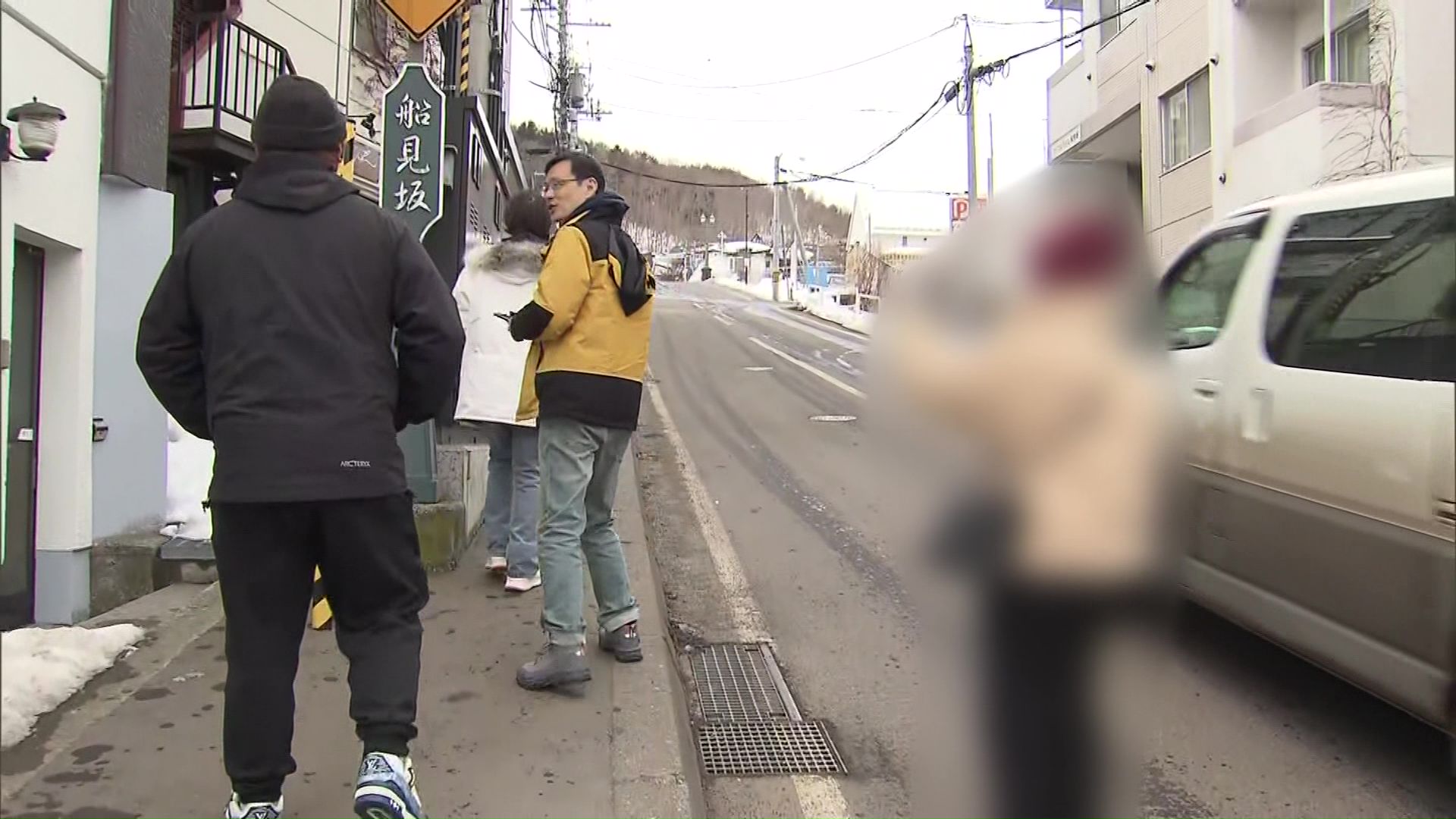 船見坂には大勢の外国人観光客が訪れる