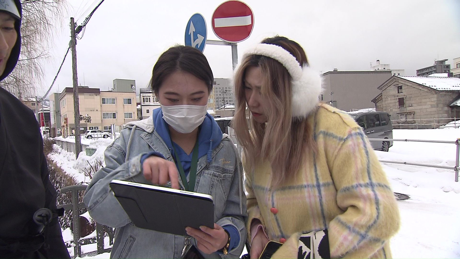 「忍者」のSNSを見る外国人観光客