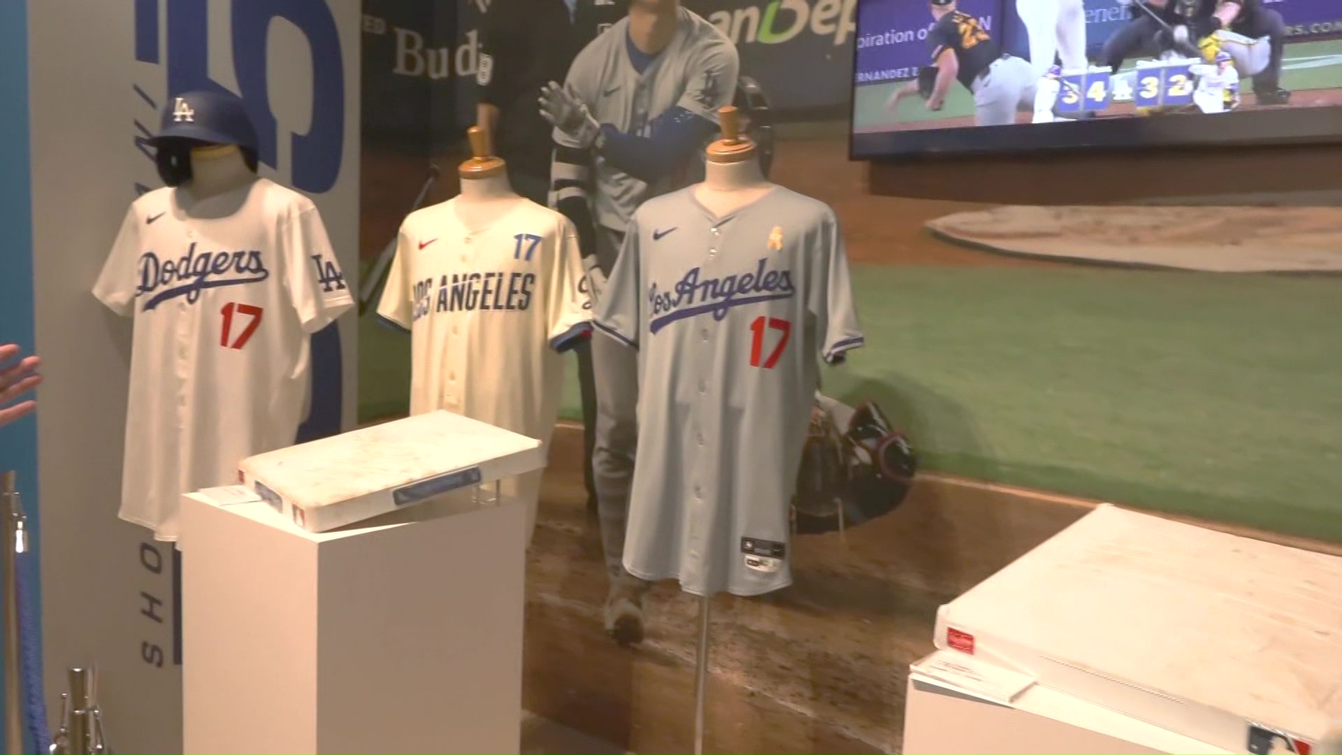 会場では選手が試合で着用したユニホームも展示