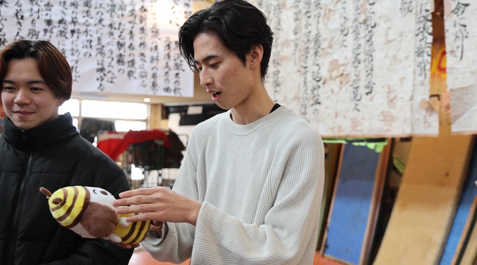 みちゅバチに話しかける中村さん