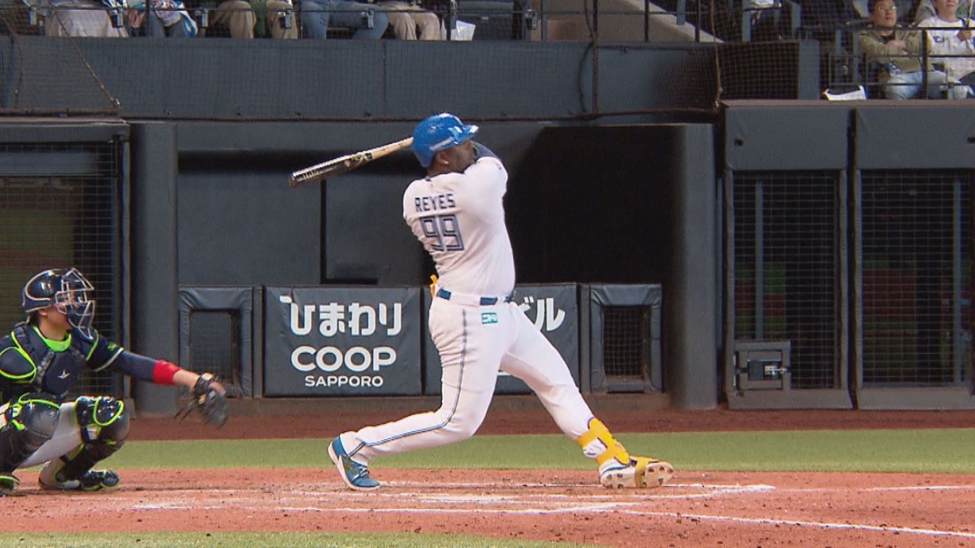 8回に同点のホームランを放つレイエス選手